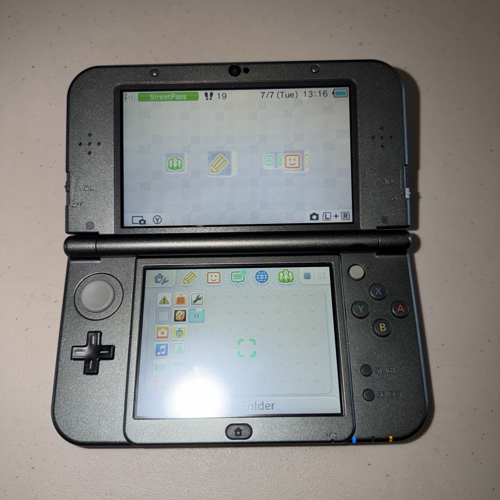 Nintendo New 3DS XL Black Handheld Console w/ Stylus & Charging Cable BOTTOM IPS