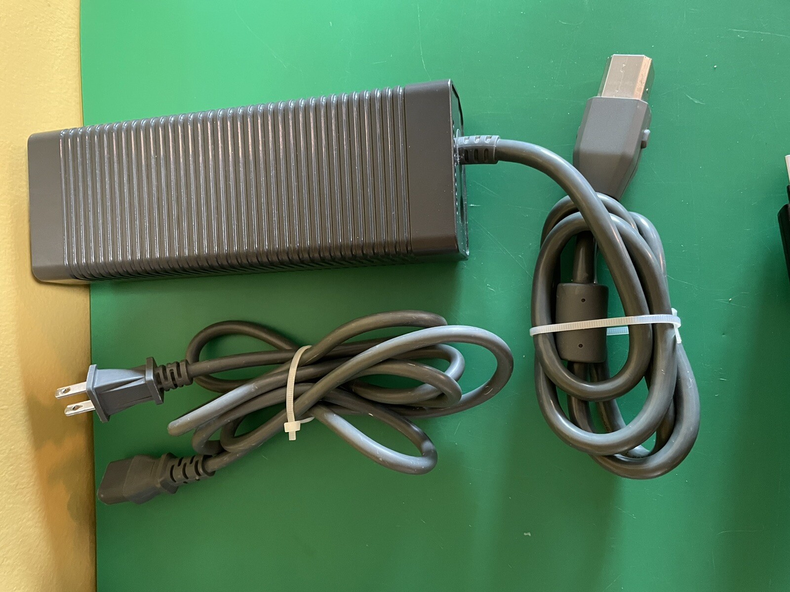Microsoft Xbox 360 Arcade Console AV Power HDMI Cord, AV Cord, 9 Games, TURNS ON