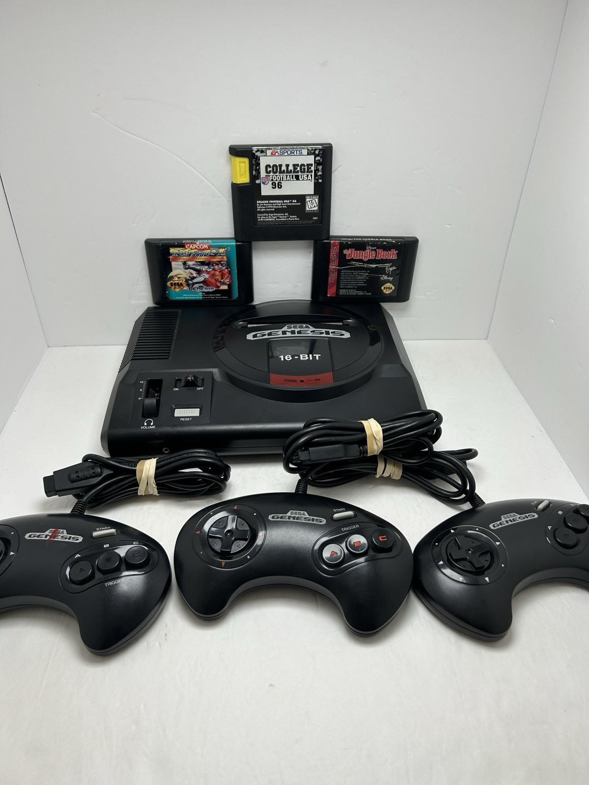 Sega Genesis System Model 1601 Console System Bundle – Tested and Works. READ !!