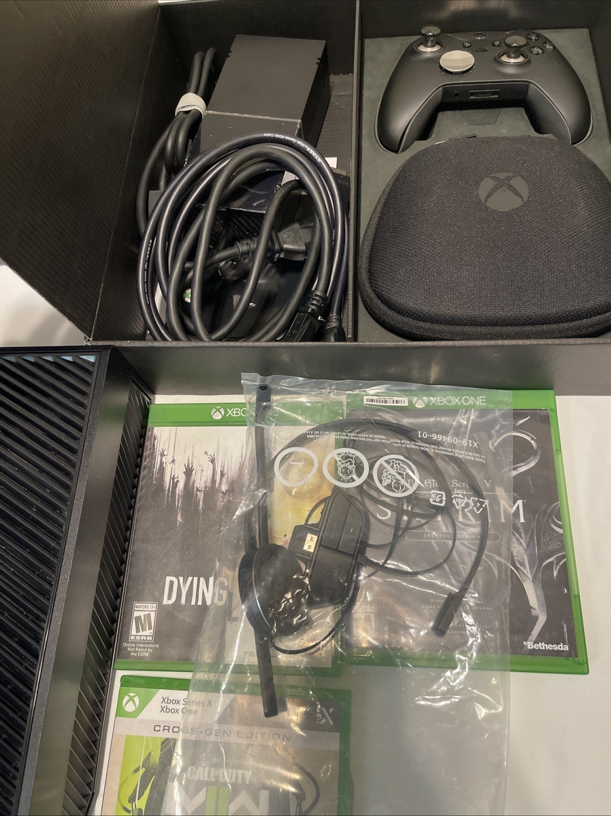 Xbox One Elite 1TB Console Bundle CIB Elite Controller 2 Controllers 3 Games