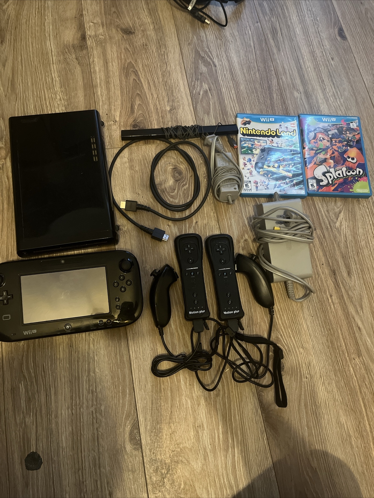 Wii U console, 2Wiiremots, 2Nunchucks, All cords+sensor, splatoon+nintendoland