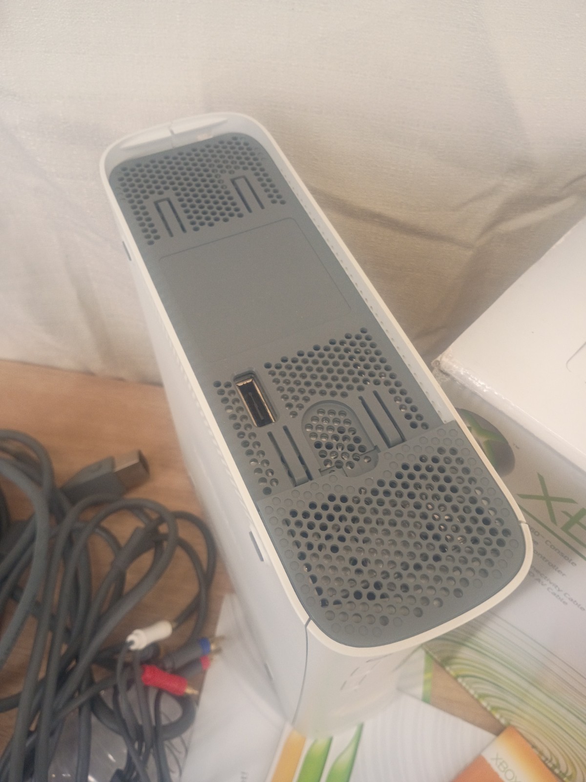 White Xbox 360 With Box + Cables + Papers Disc Tray Does Not Open