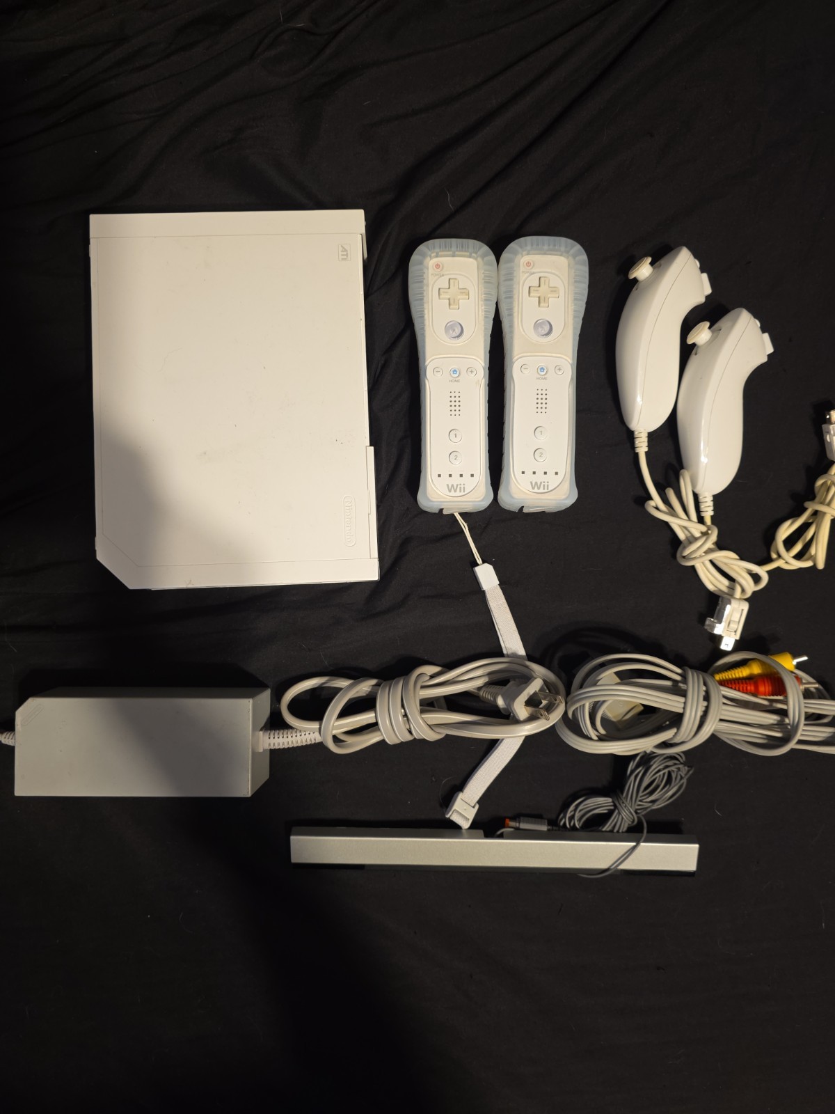 Nintendo Wii White Console Bundle 2 Remotes, 2 Nunchucks, Cords And More