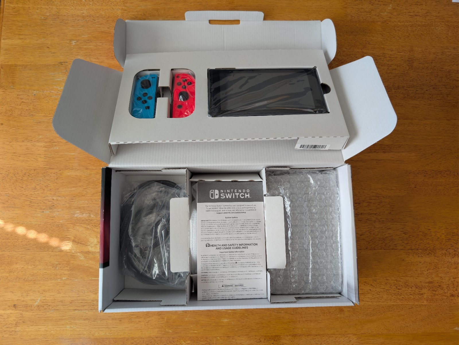 Nintendo Switch 32GB Console CIB w/128GB SD Card and Satisfye Grip