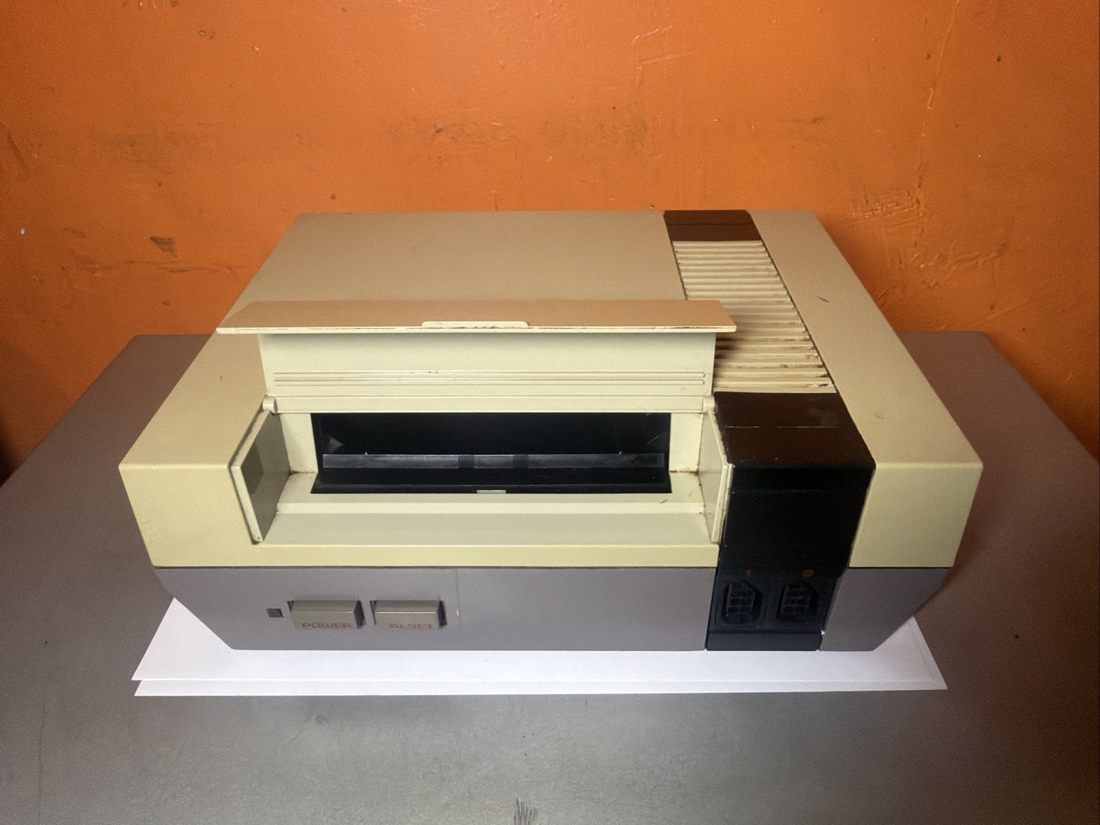 NINTENDO NES CONSOLE ORIGINAL SYSTEM FOR PARTS NOT WORKING POWERS ON