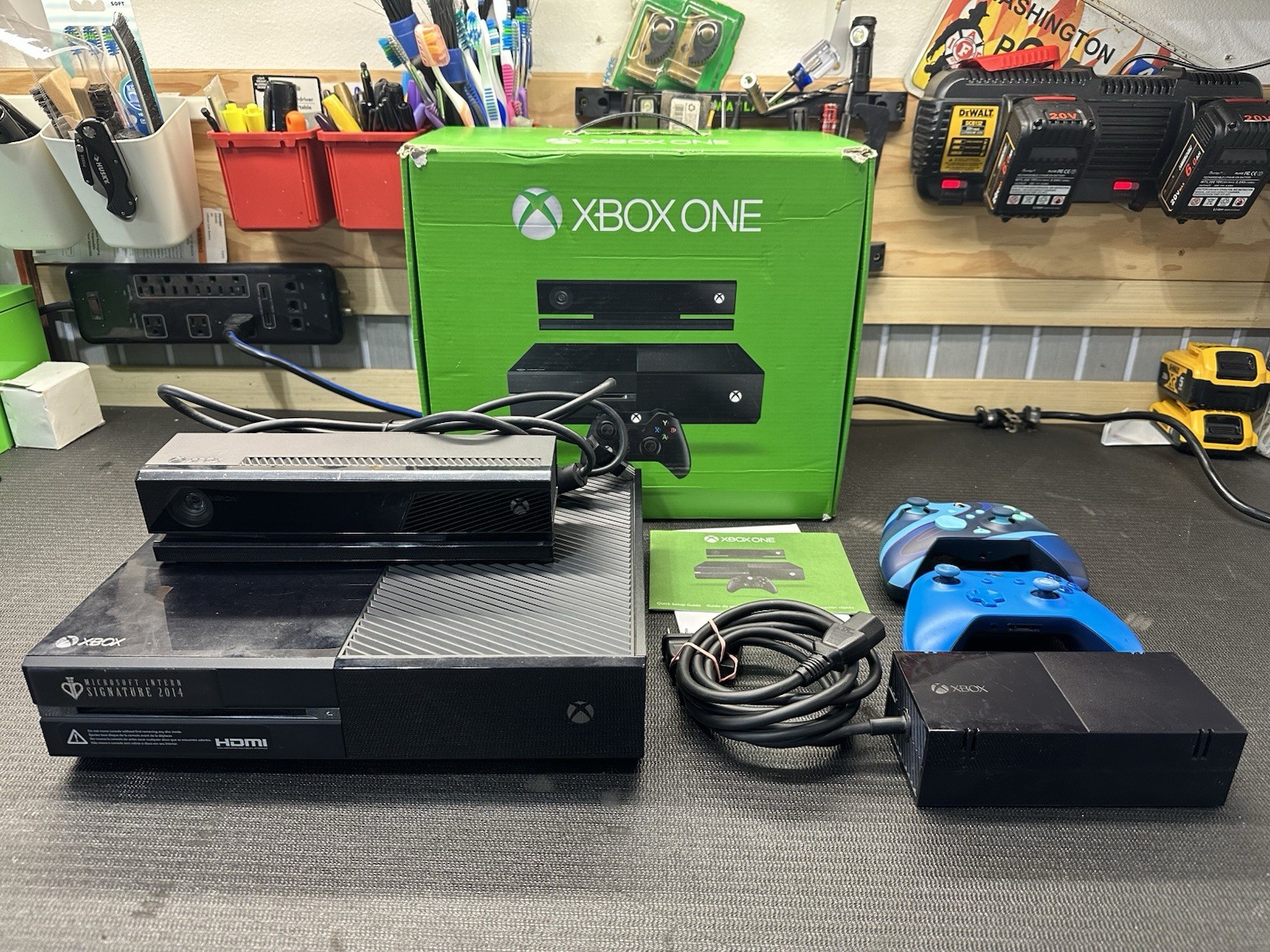 Microsoft Xbox One Intern Signature 2014 500gb Kinect Wireless Control RARE Ed!