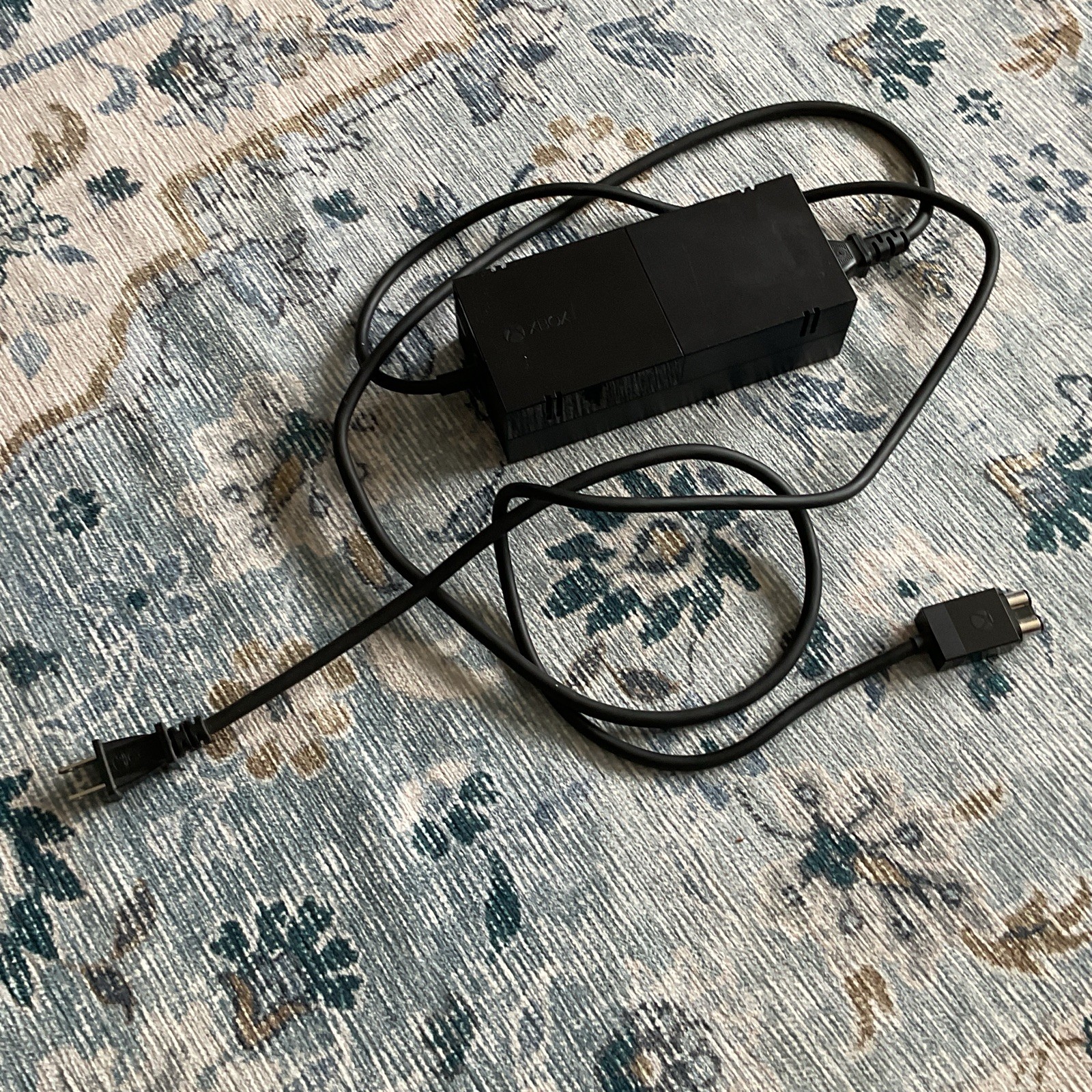 Xbox One Console w Kinect sensor, HDMI, Wi‑Fi & 7 Games, power bank and working.