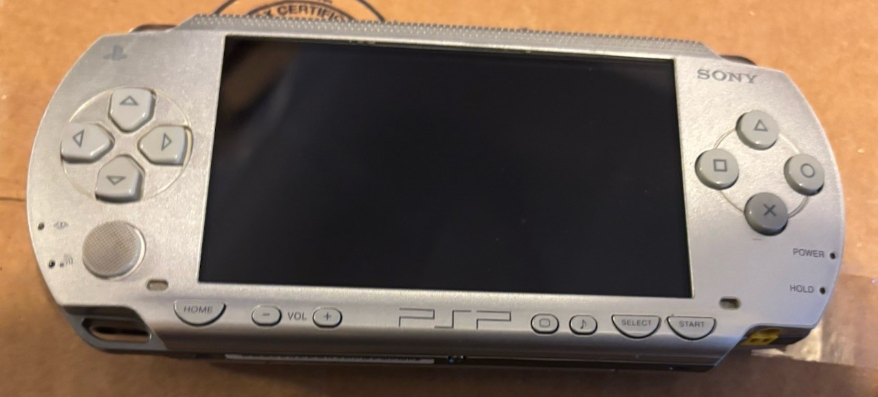 Sony PSP 1000 Silver Handheld System with Charger & Memory Card CFW