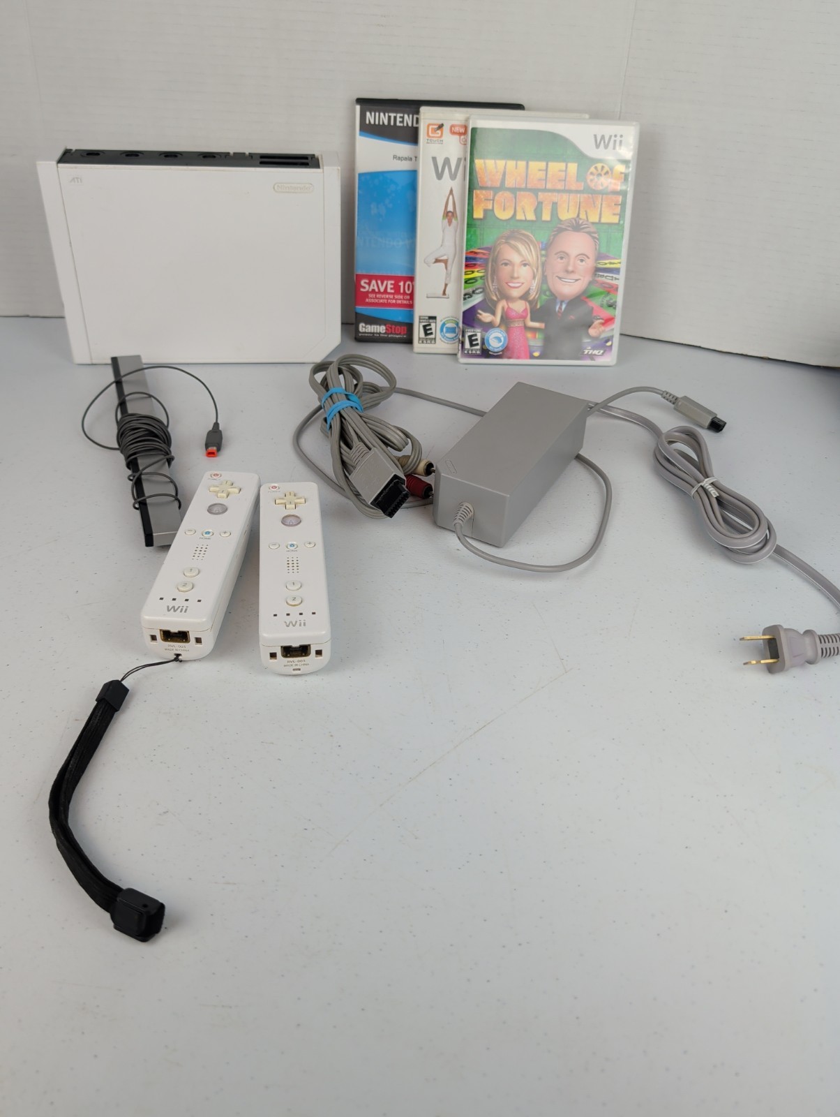 Nintendo Wii Launch Edition White Console RVL-001 CONTROLLERS + 3 Games