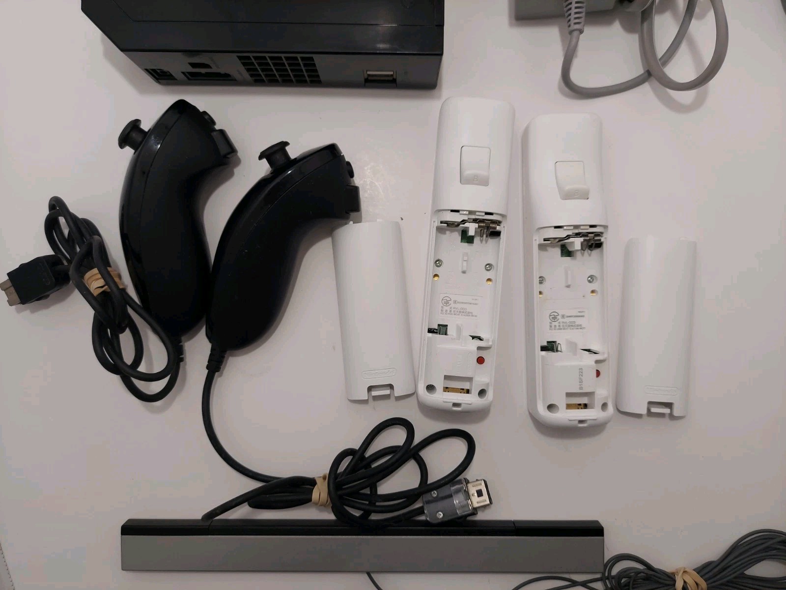 Nintendo Wii Console Bundle With 2 Controllers, Game, And Cords FREE SHIPPING