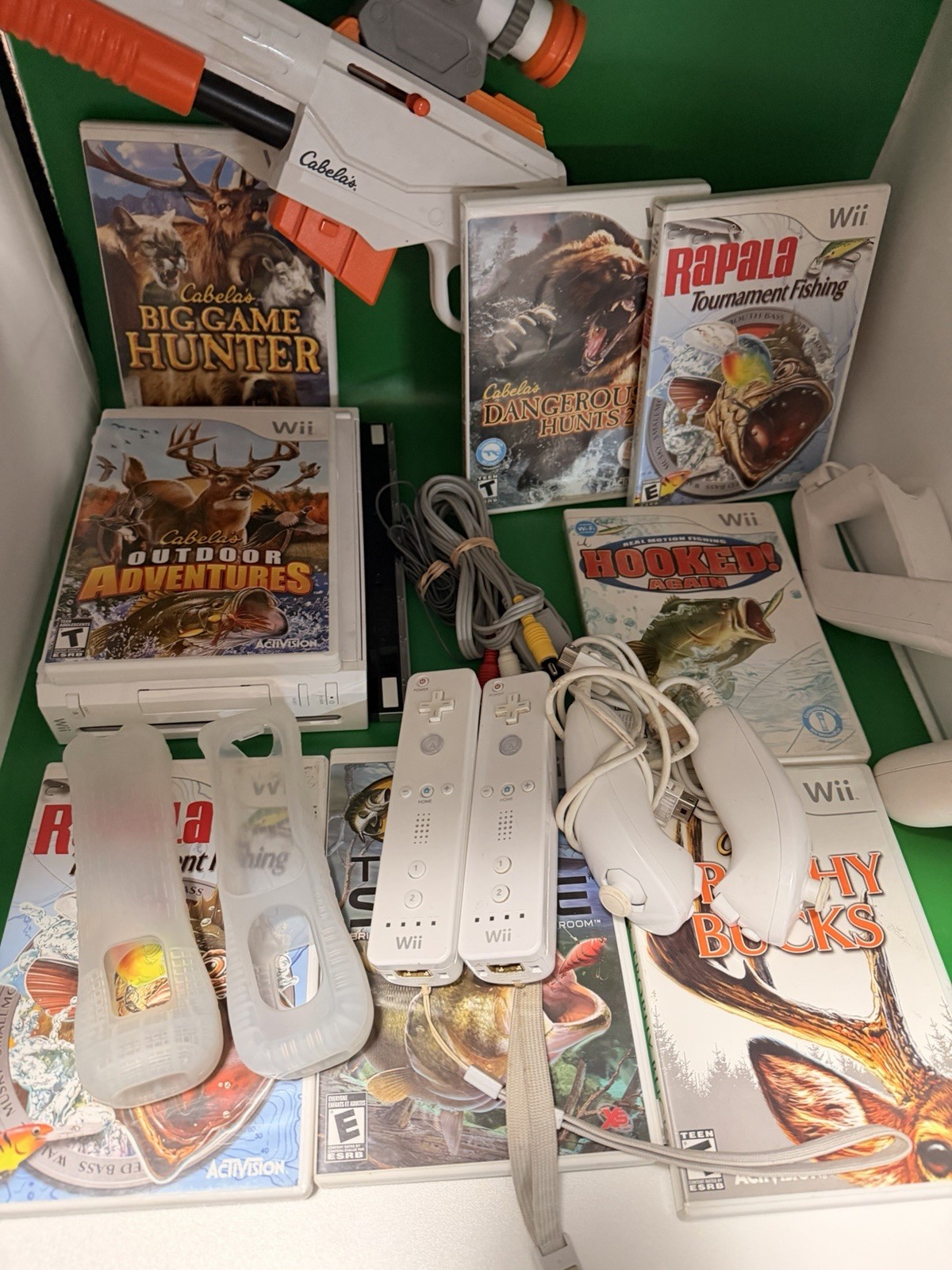 Nintendo Wii Hunting Game Lot with Rifles and Accessories Console Bundle