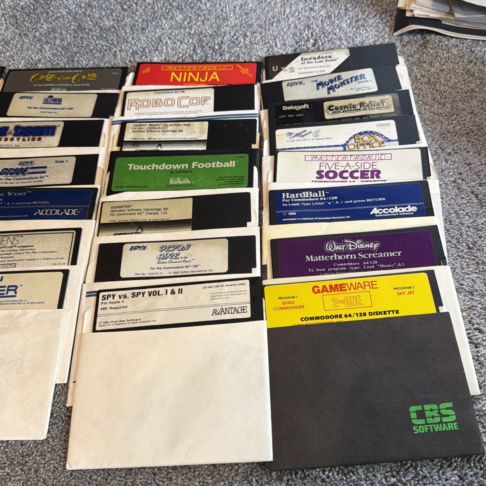 Commodore 64 Computer W/ 1541 And Lot Of Games, Manuals Etc READ