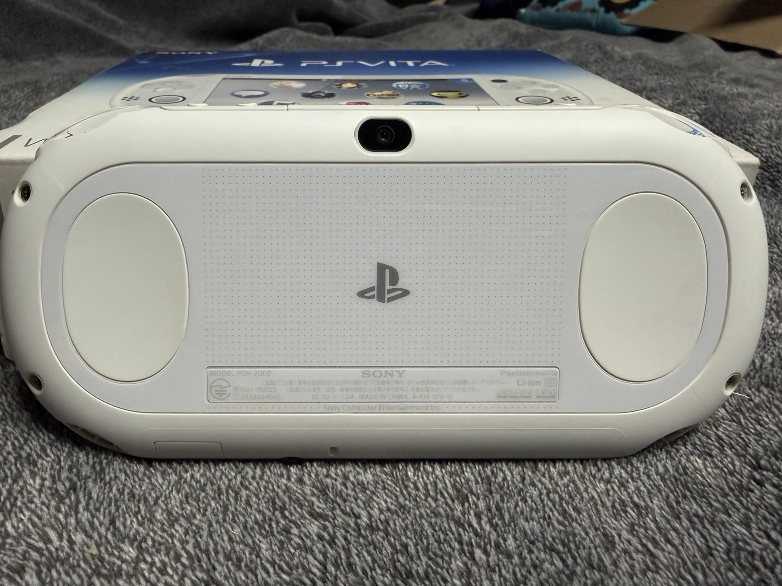 Sony PS Vita PCH-2000 ZA12 White Handheld System Wi-Fi 1GB NTSC-J CIB