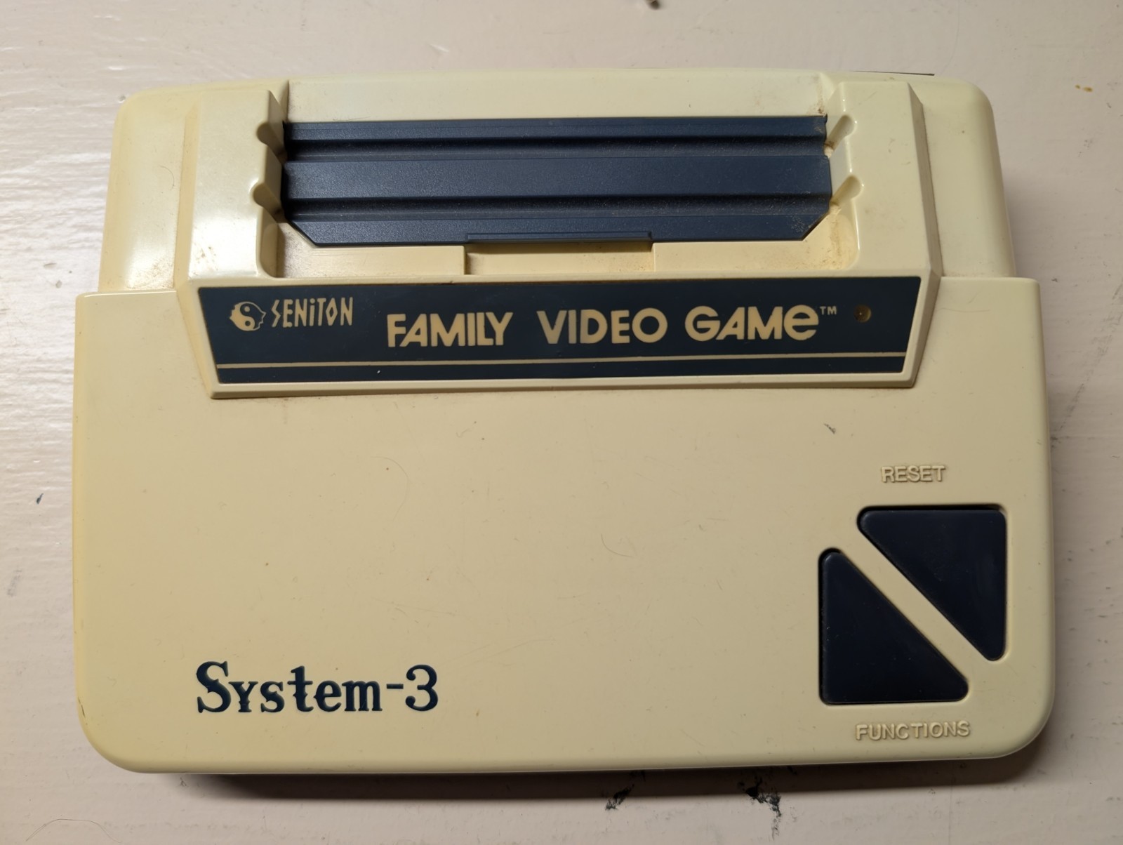 Seniton System 3 – Early Famicom (Nintendo) Hardware Clone w/Stereo Sound (NTSC)