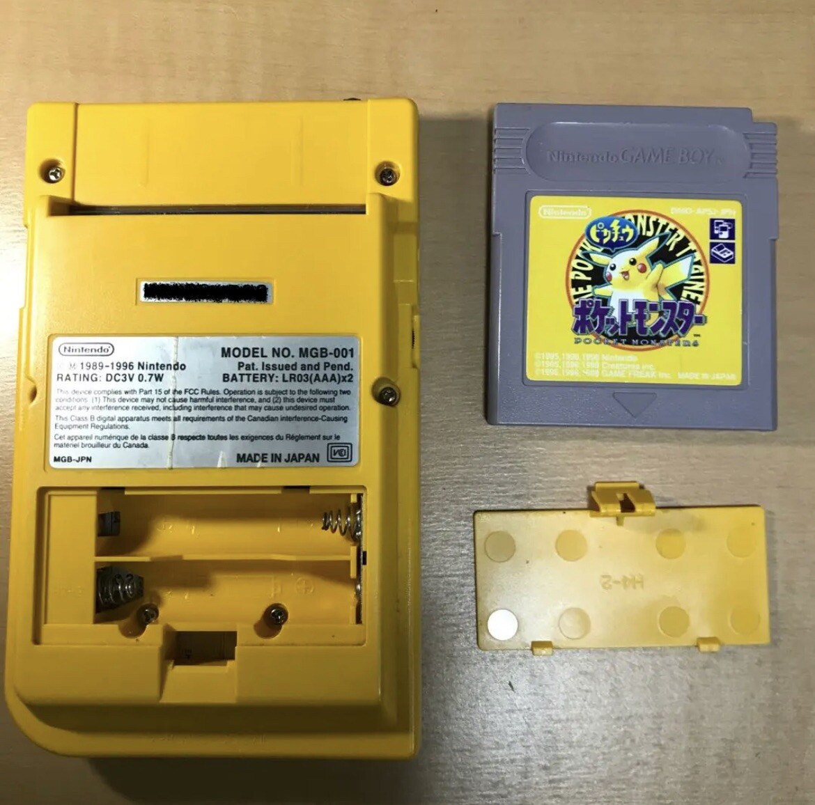 Nintendo GameBoy Pocket yellow & Pokemon Pikachu Soft & Pocket Pikachu 3 Set