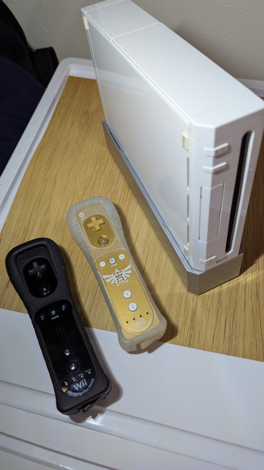 Nintendo Wii Console / 3 Installed Games / All Cables + 2 Wii Motes Controllers