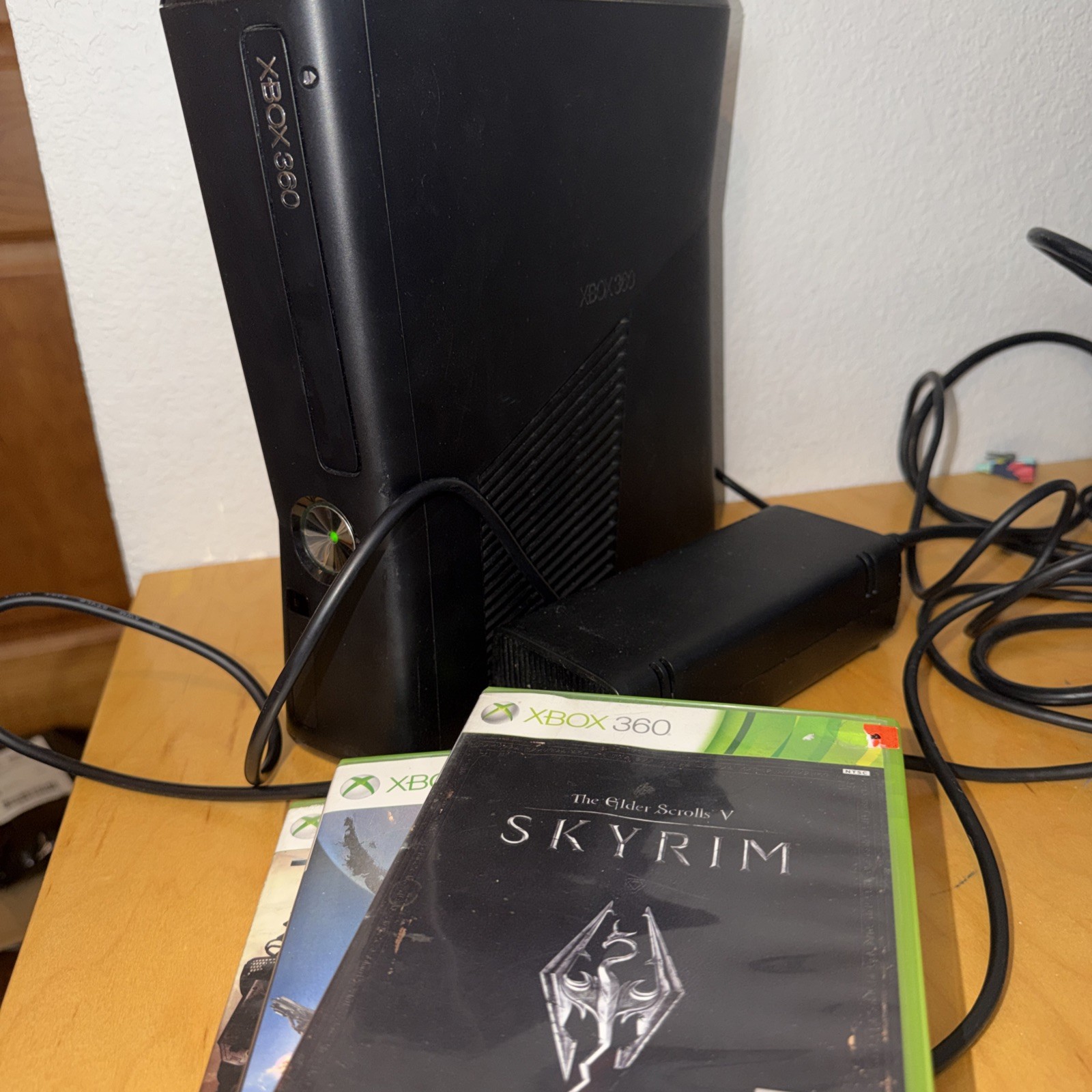 Microsoft Xbox 360 S 4GB Console Gaming System Bundle Black 1439 Extras Read