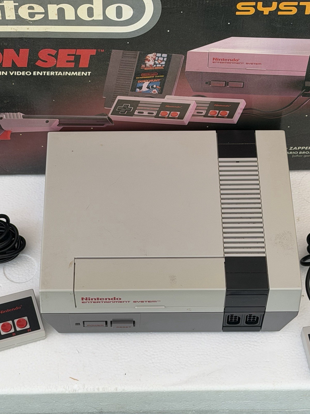 1988 Nintendo NES Action Set Console w/ Box-Controllers-Gun-Adv Remote & 7 Games