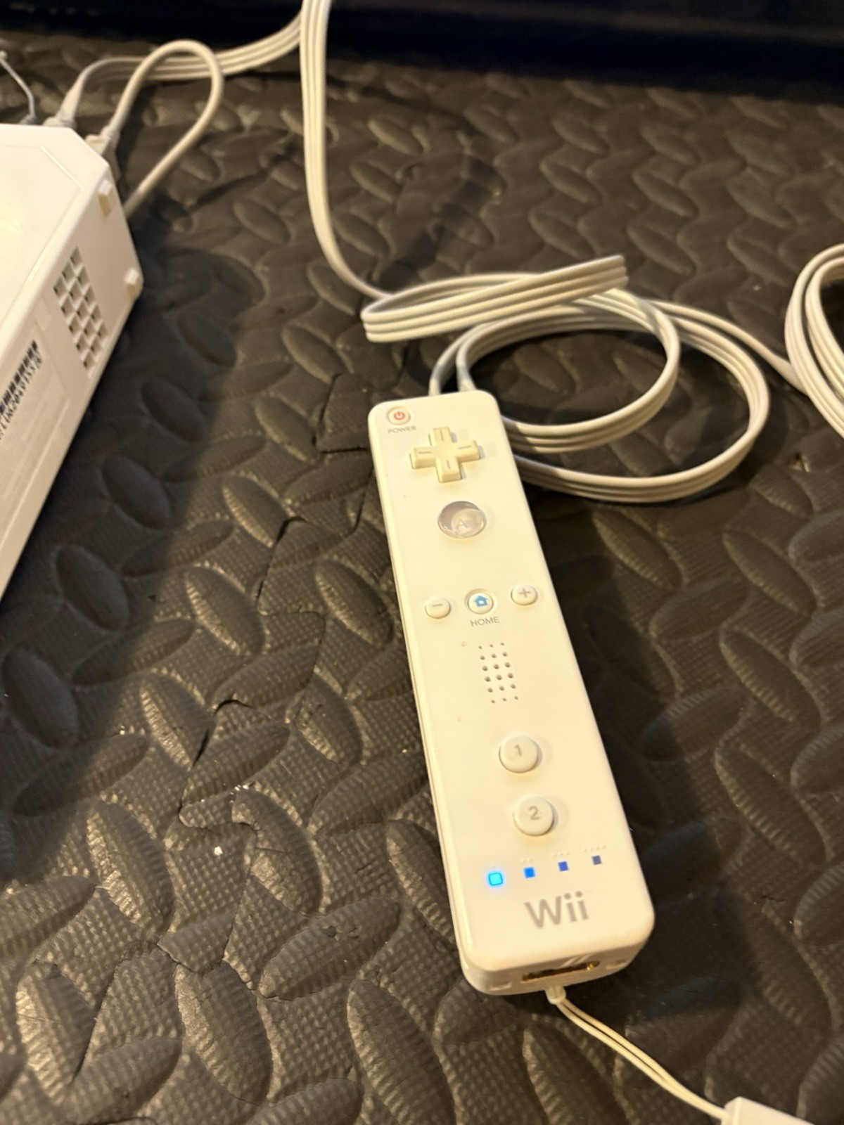 Wii RVL-001 White Console Bundle Controllers Nunchucks Cords 3 Games Excellent