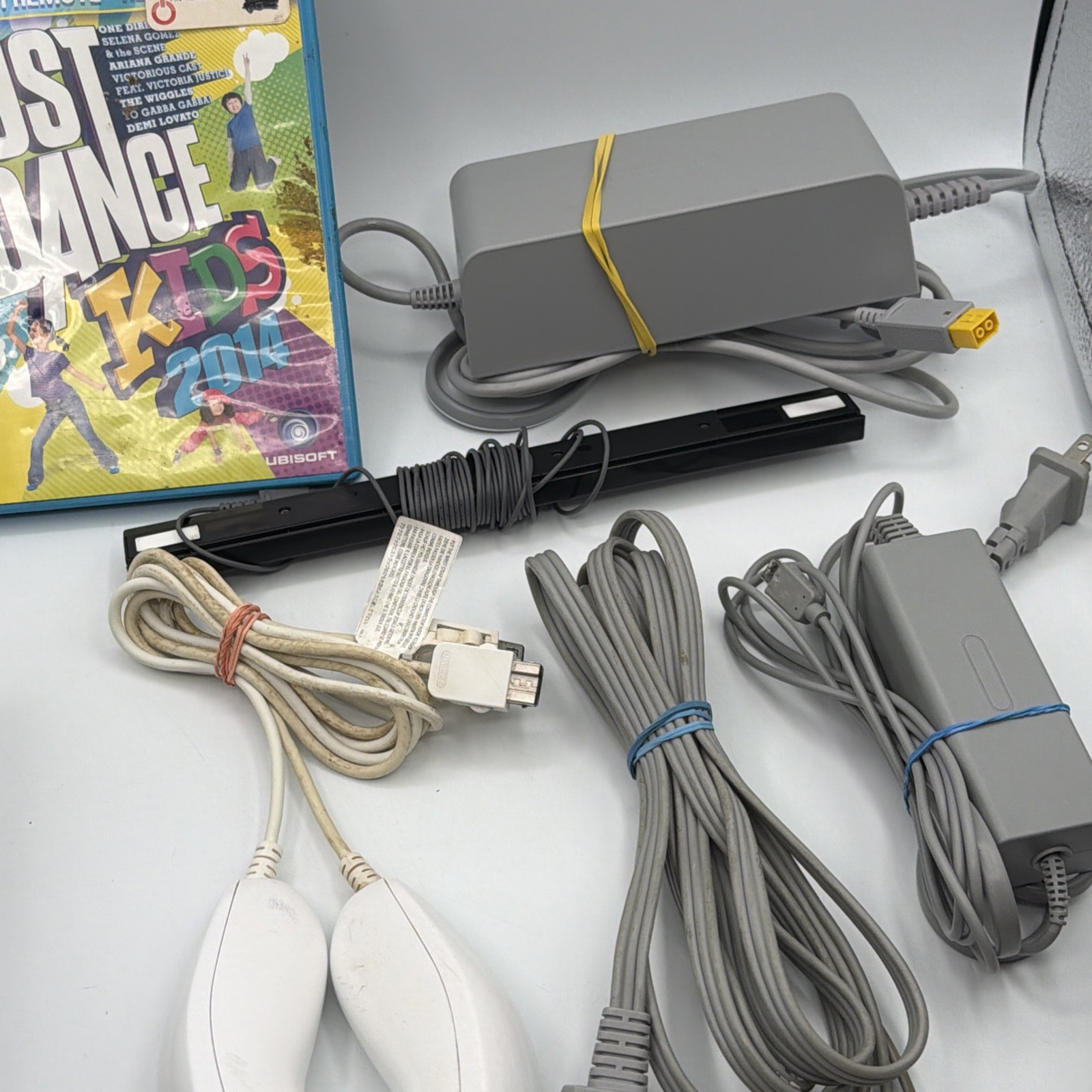 Nintendo Wii U Console Black Game Console Bundle Gamepad 32GB + Gamepad Charger