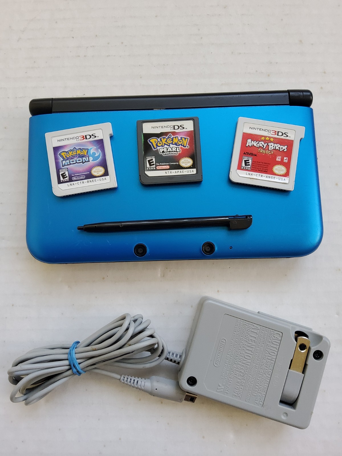 Nintendo 3DS XL Blue Console w/ Charger, Memory Card and Stylus (USA)