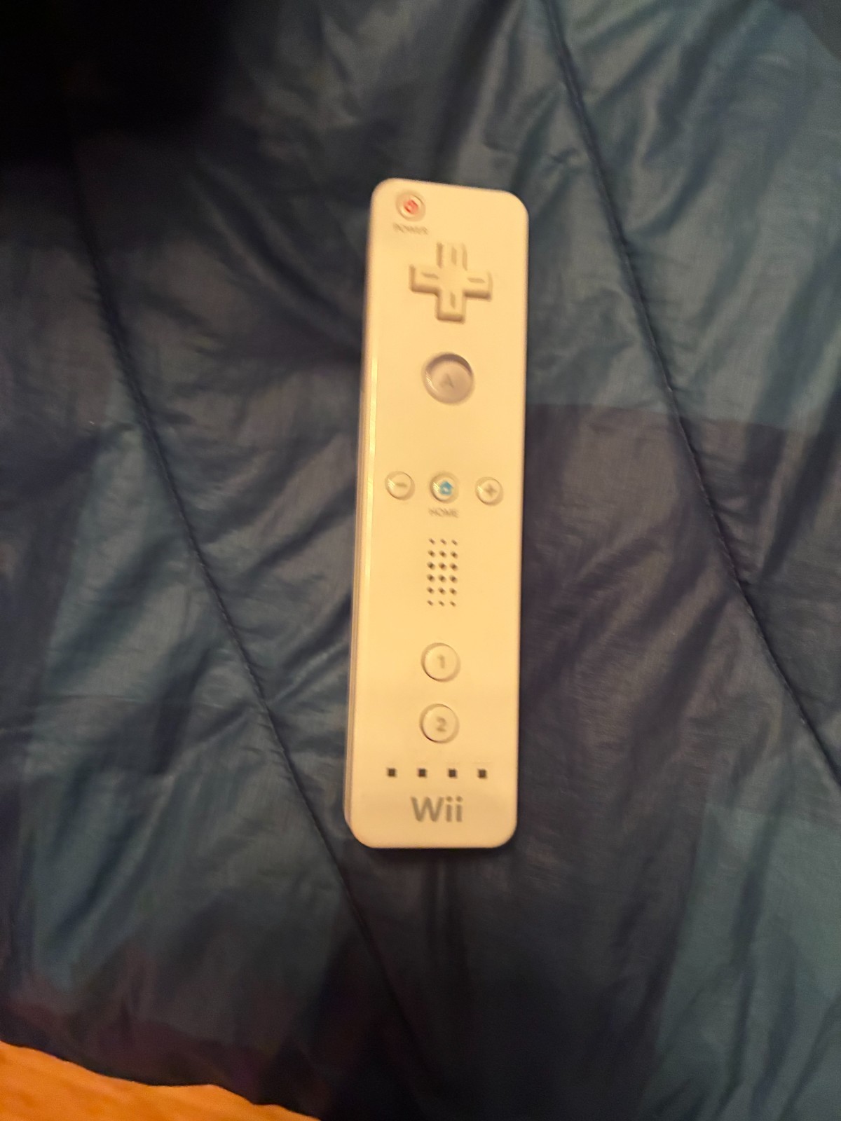 red wii console bundle: white controller,white nunchuck,tv av cable, sensor bar