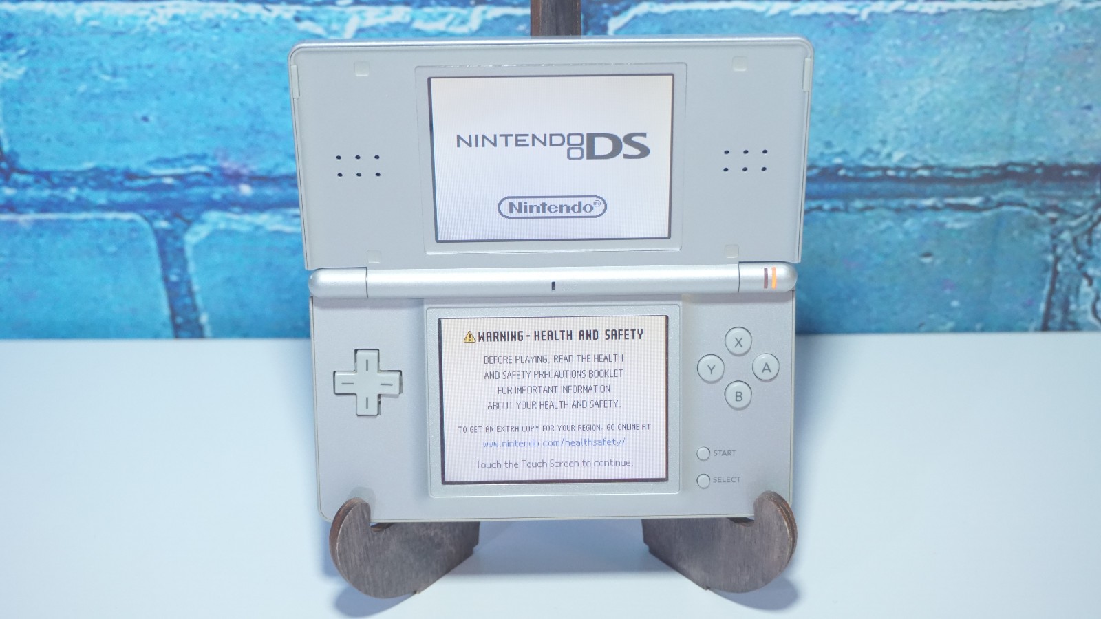 Nintendo DS Lite Launch Edition Silver Gaming System with Charger & Stylus Pen