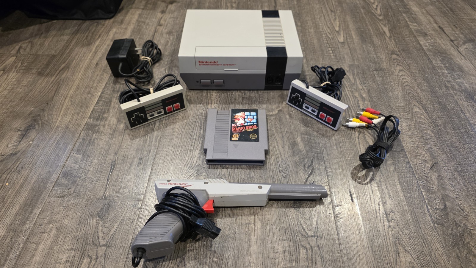 Nintendo NES System Gray w/ 2 Controllers, Zapper Light Gun, AV/Power, and Game!