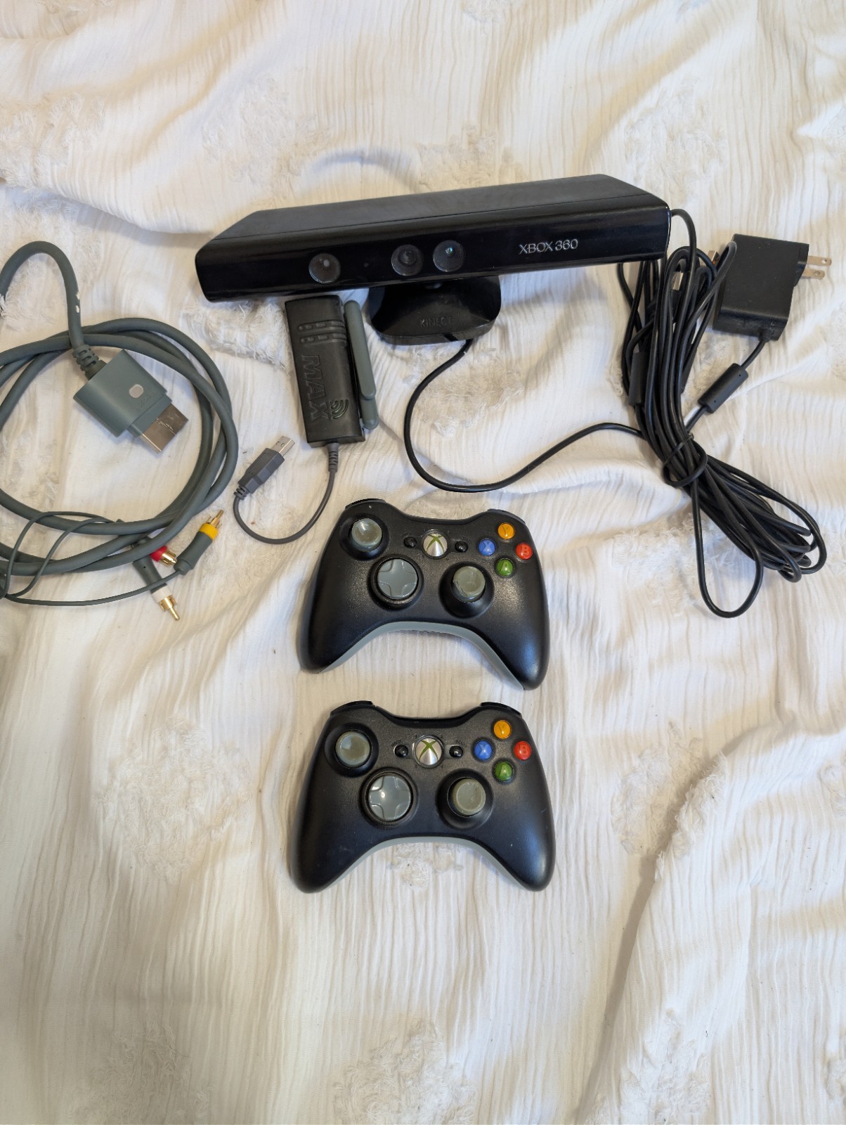 Xbox 360 Console Modern Warfare 2 Edition With Games. Controllers, Kinect