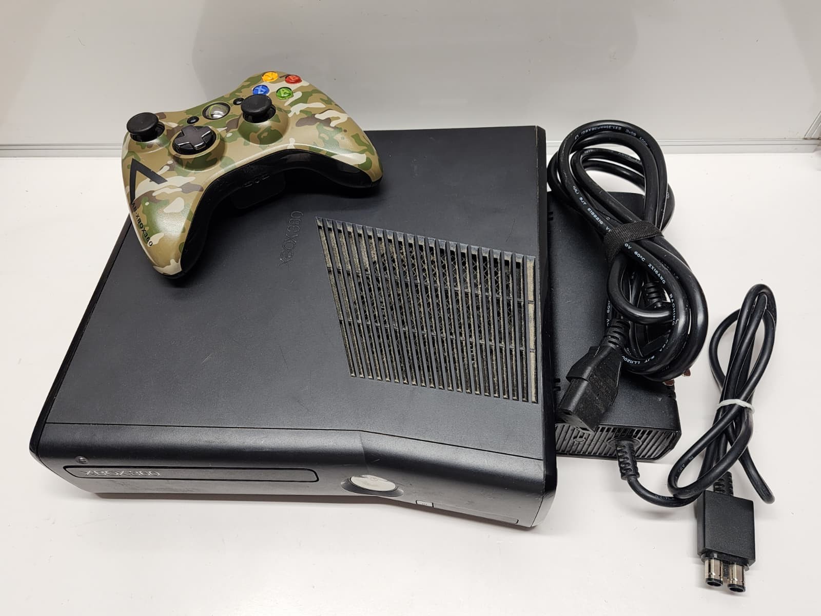Microsoft Xbox 360 S Model 1439 500GB Console, Controller, Power Cable