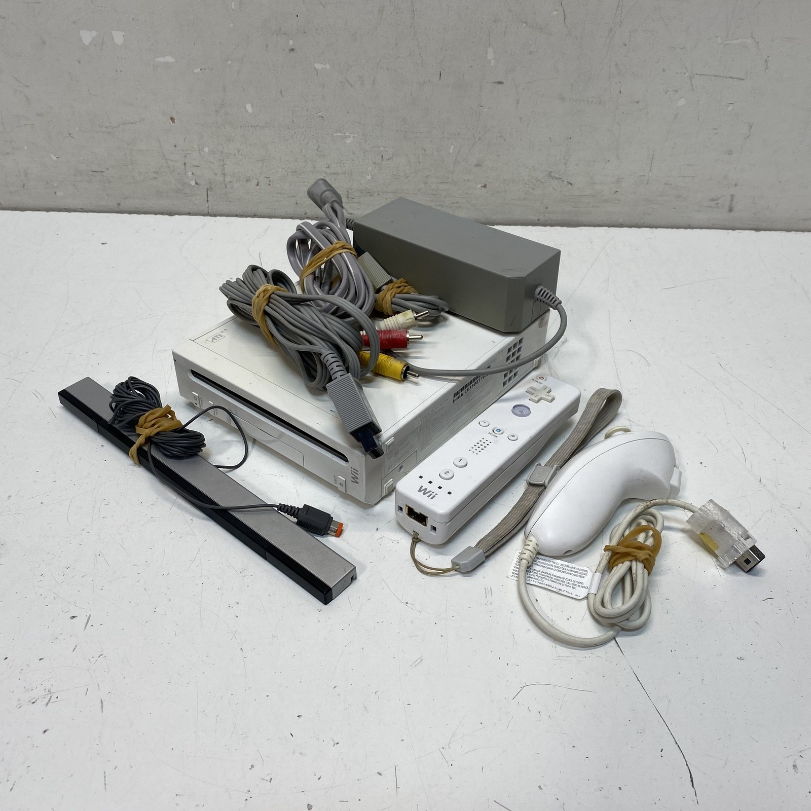 Nintendo Wii White Console RVL-001 Remote Nunchuk Sensor Bar Cables Bundle