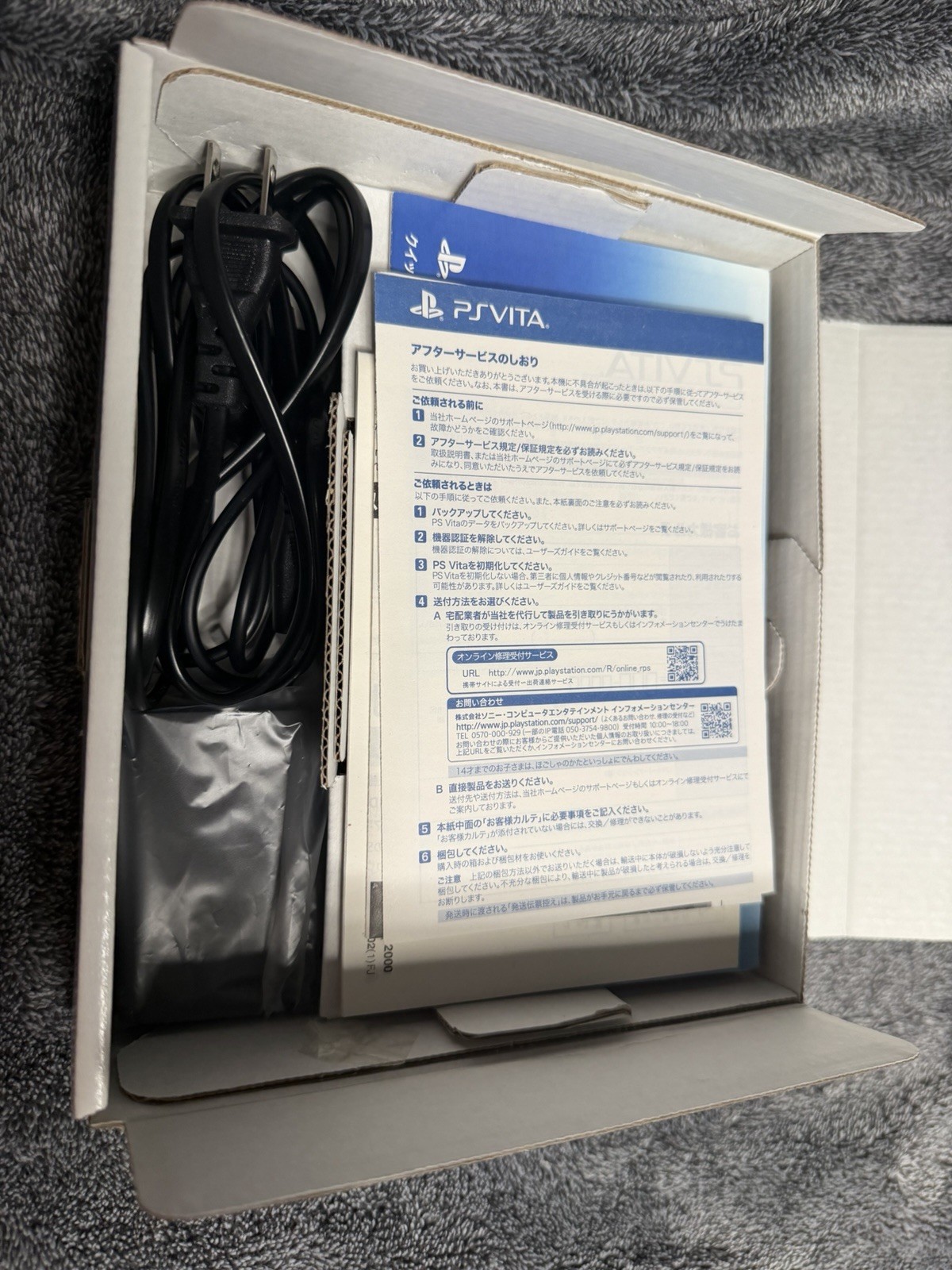 Sony PS Vita PCH-2000 ZA12 White Handheld System Wi-Fi 1GB NTSC-J CIB