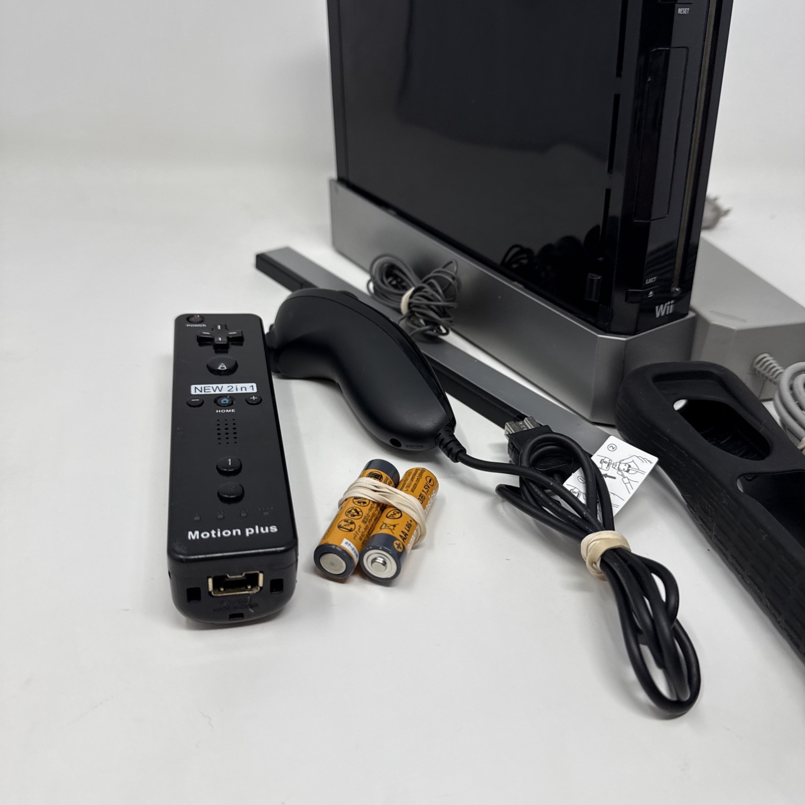 Nintendo Wii Black Console Bundle (RVL-001 – Backwards Compatible with GameCube)