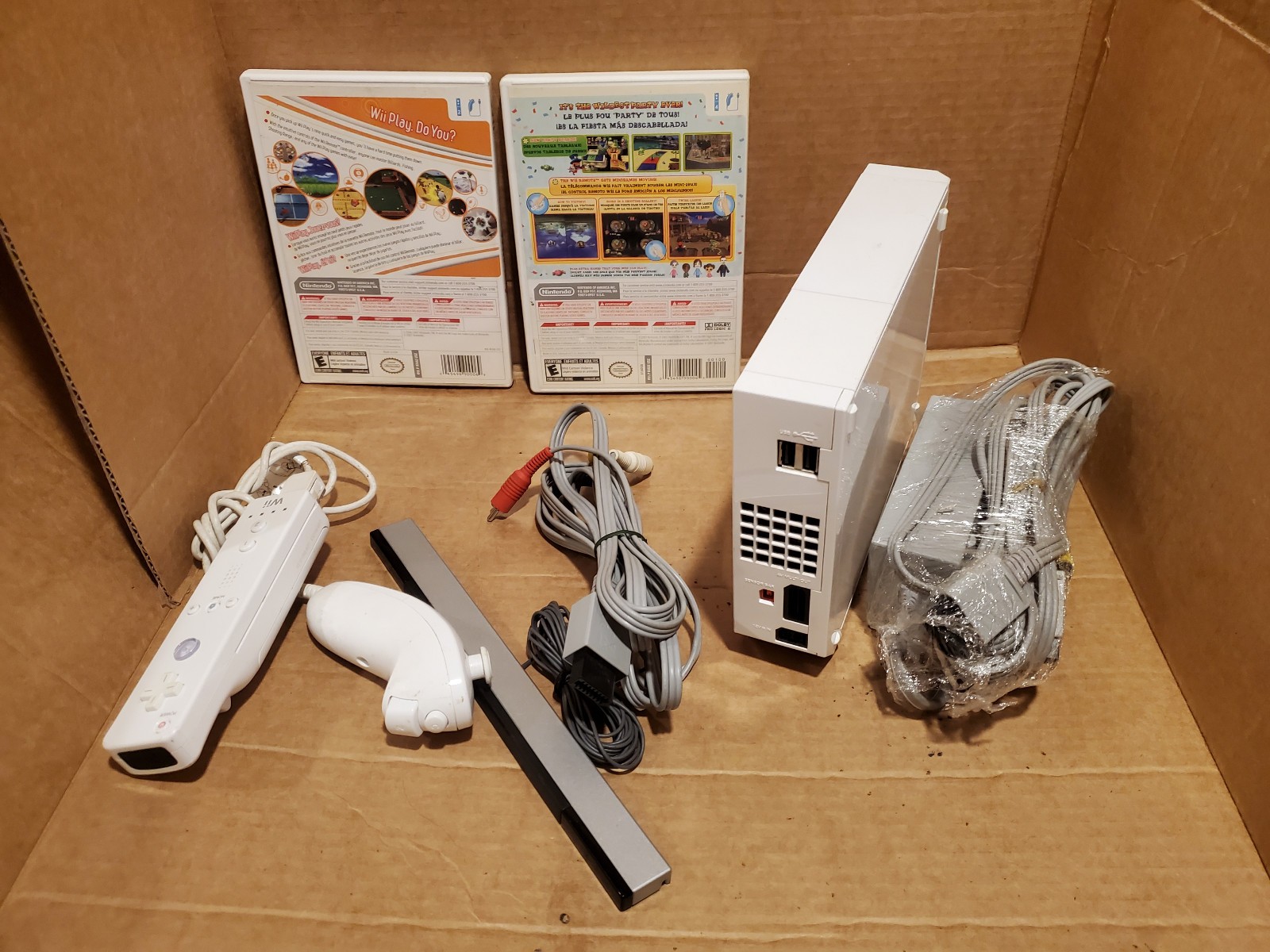white Nintendo Wii Console Bundle #RVL-001 + mario Party 8 Game Tested