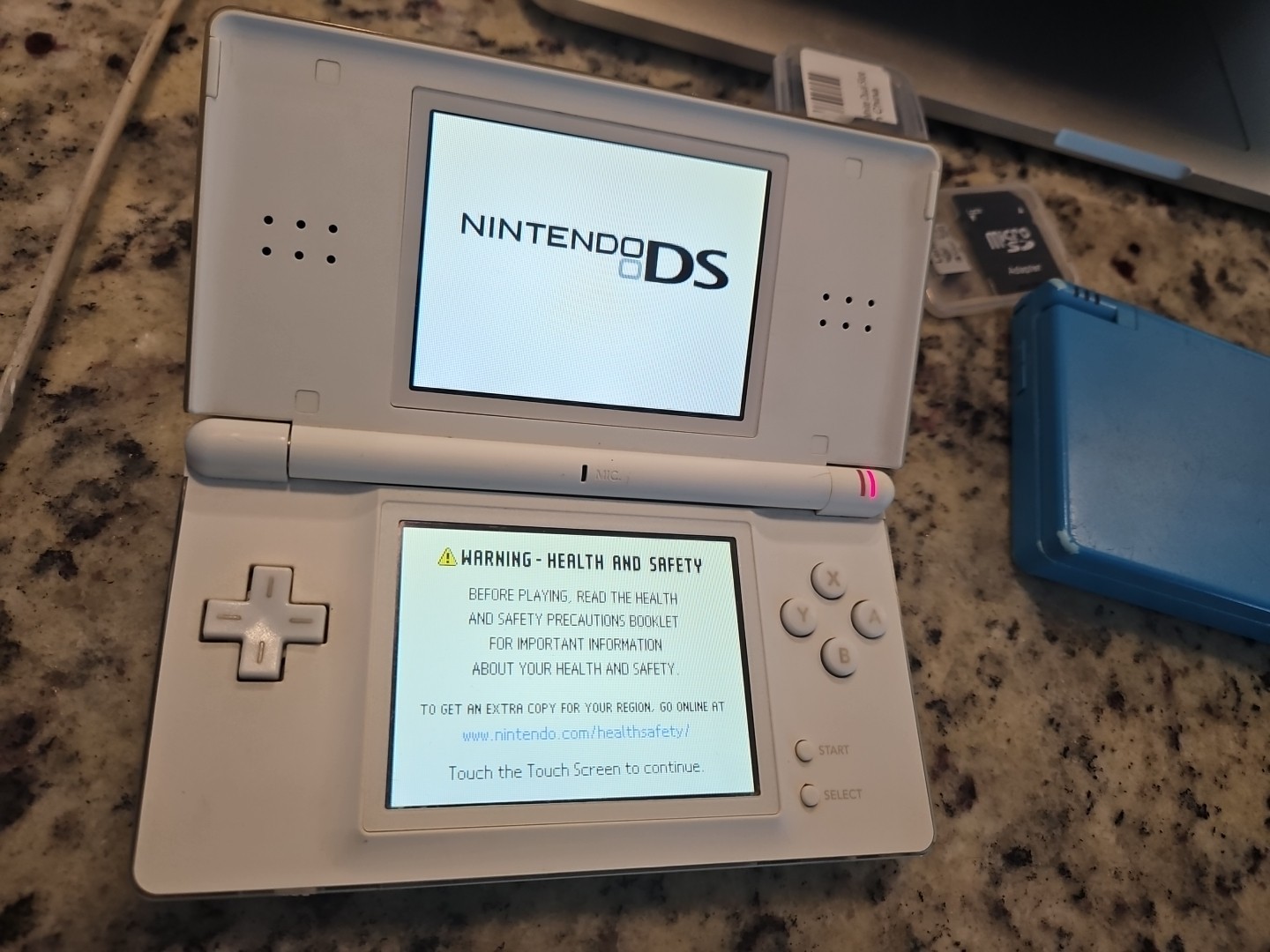 Nintendo DS Lite Handheld System – White fast shipping with charging cable