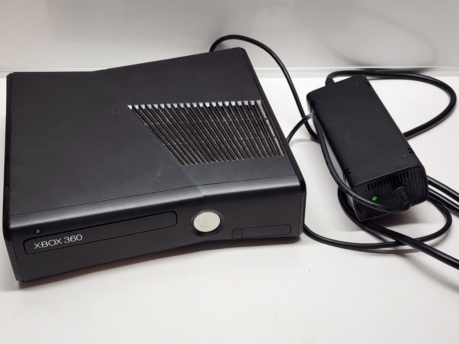 Microsoft Xbox 360 S Model 1439 500GB Console, Controller, Power Cable