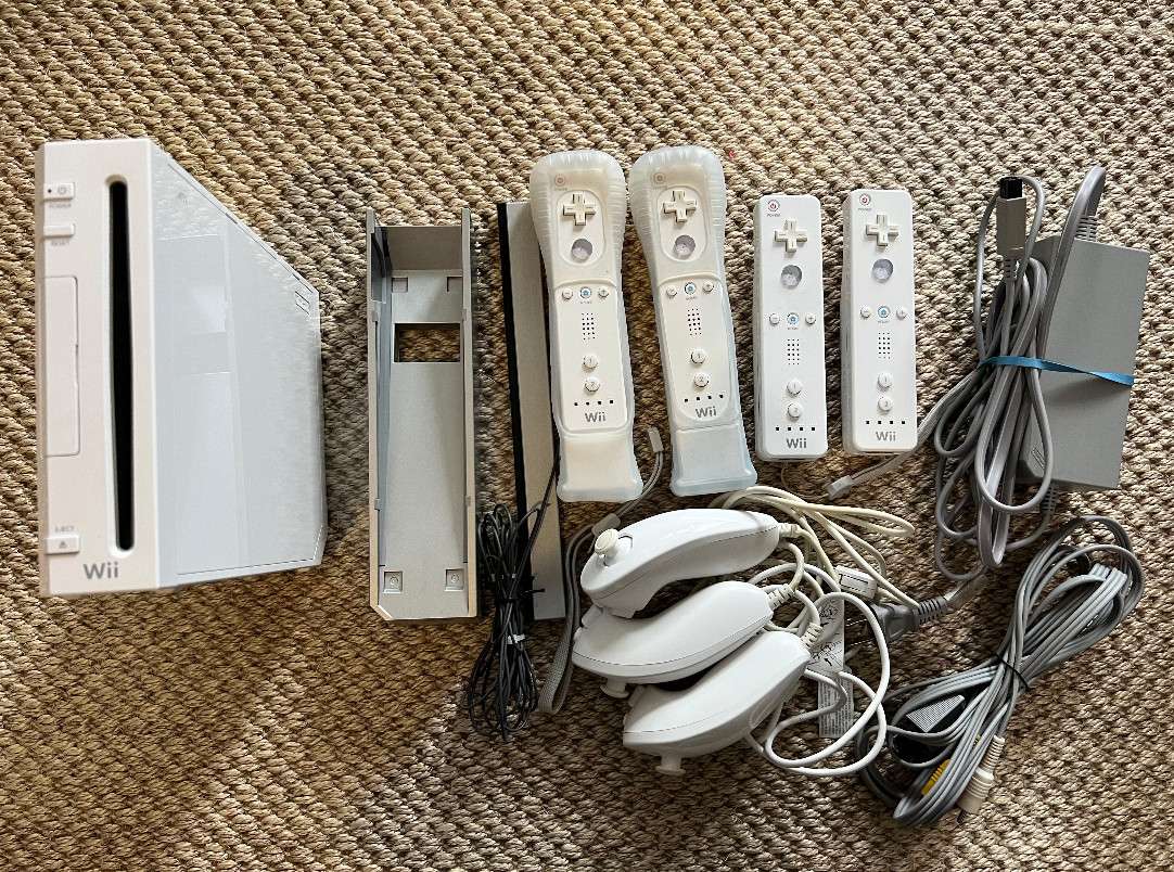 Nintendo Wii Video Game Console RVL-001 White With all Cords Tested WORKS VGC
