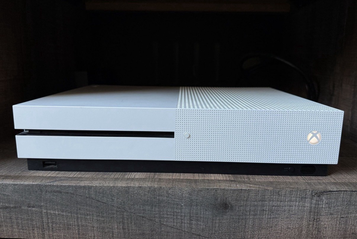 Microsoft XBOX One S Console 1TB Storage White Model 1681 4K Blu-Ray Player DVD