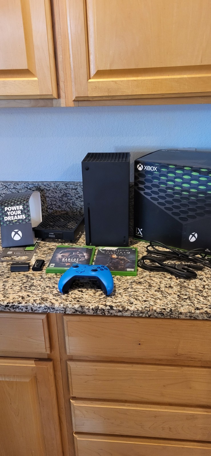 Xbox Series X 1TB Bundle- 2games + cooling fan +controller +2 recharge batteries
