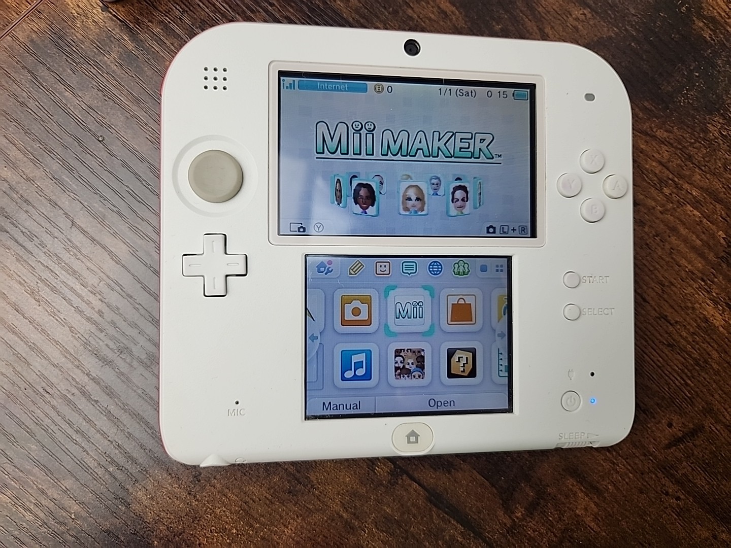 Nintendo 2DS Handheld Game Console FTR-001 White/Red With Memory Card & Charger