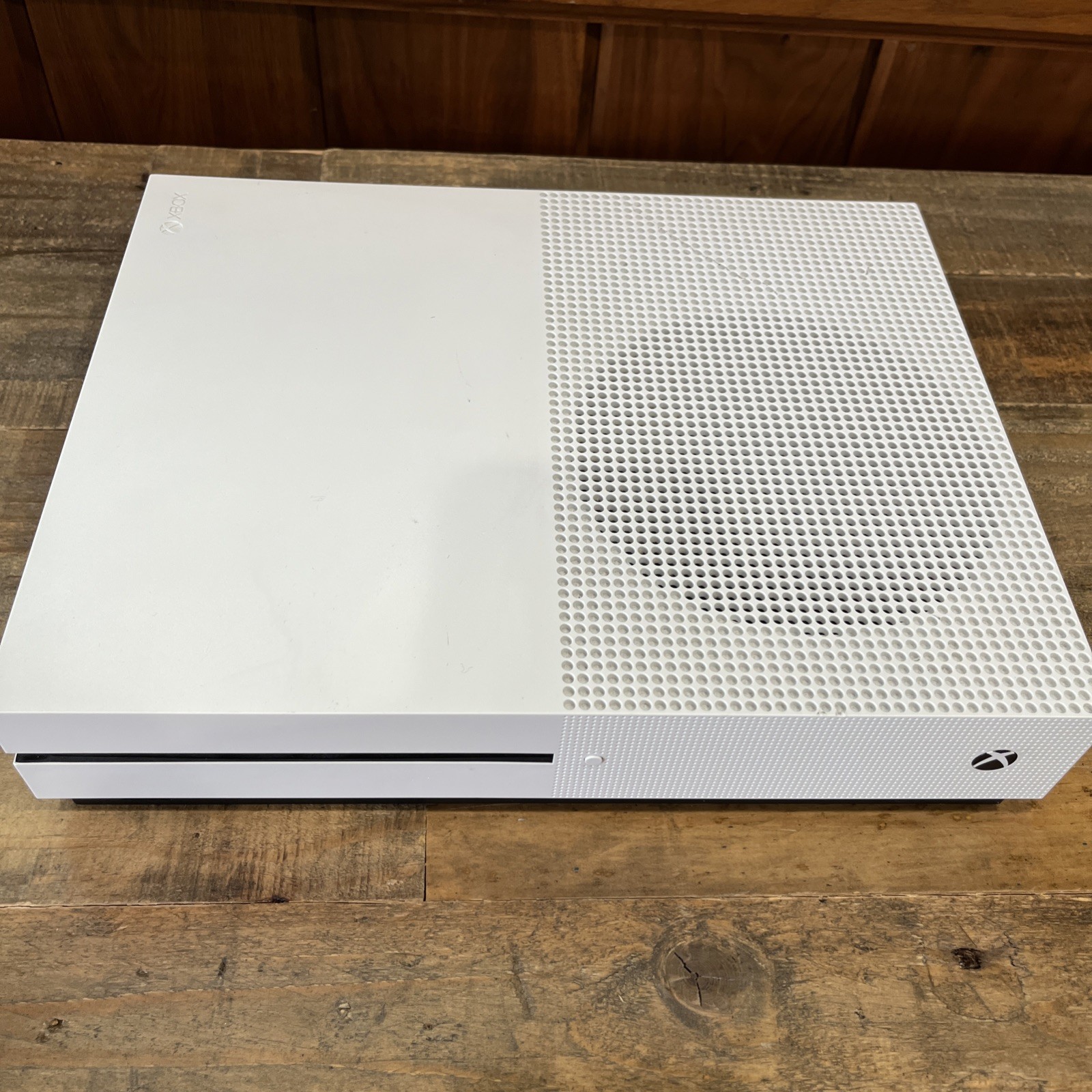 Microsoft Xbox One S 1TB Console – White Model 1681 w/Controller, Cords & Game