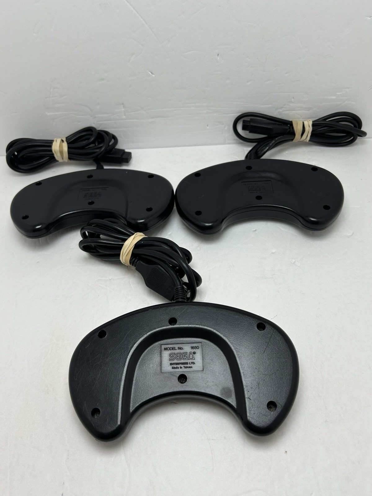 Sega Genesis System Model 1601 Console System Bundle – Tested and Works. READ !!