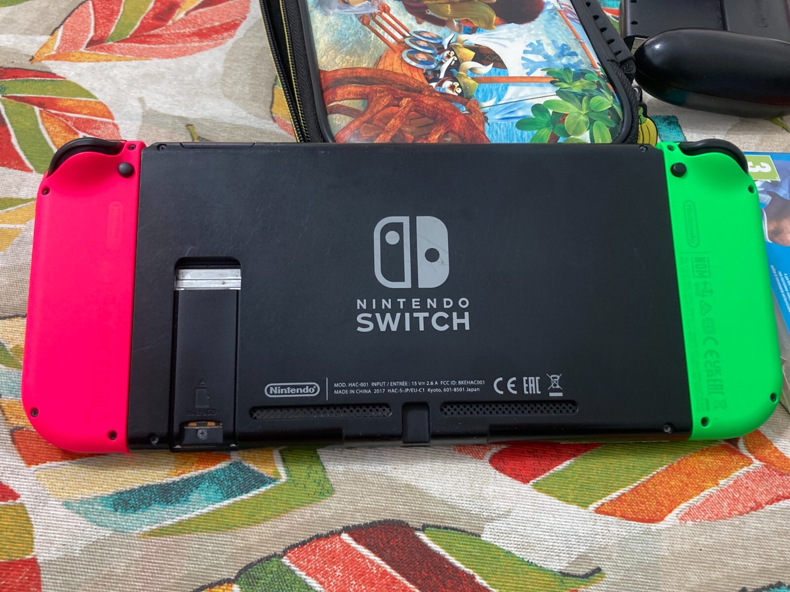 NINTENDO SWITCH GREEN AND RED – PORTABLE CONSOLE – ACCESSORIES + CASE.