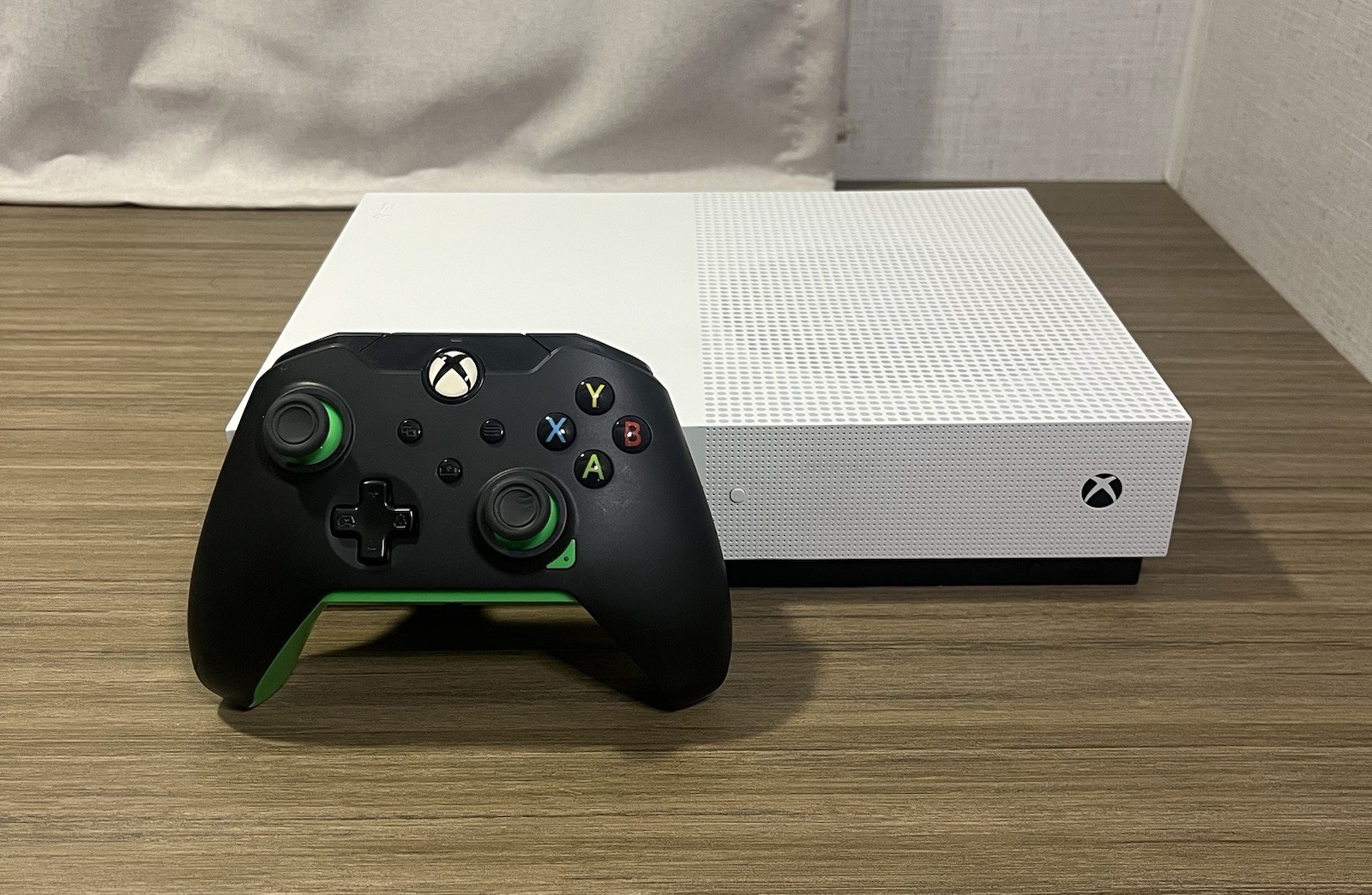 Microsoft Xbox One S 1TB Console Gaming System w/ Controller White 1681 Bundle