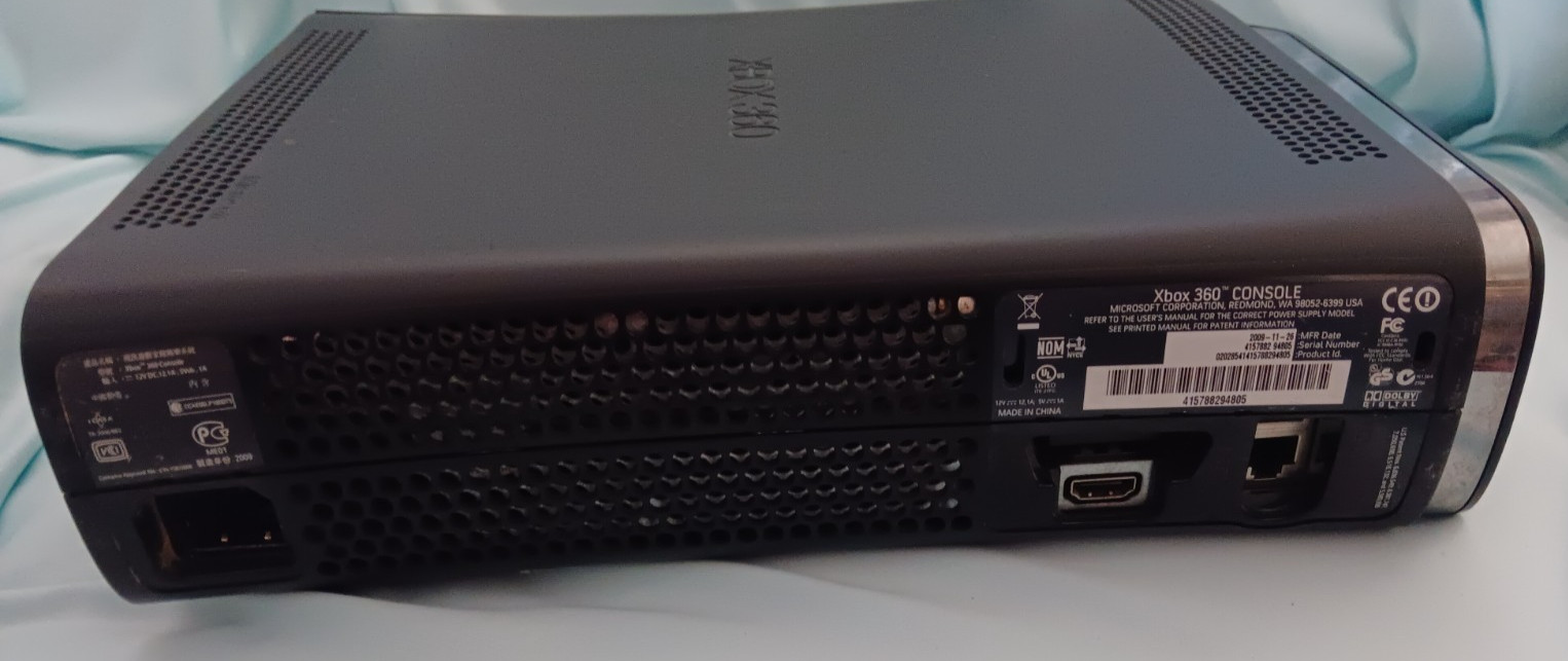 Microsoft Xbox 360 Black Console With Cords. FOR PARTS ONLY!