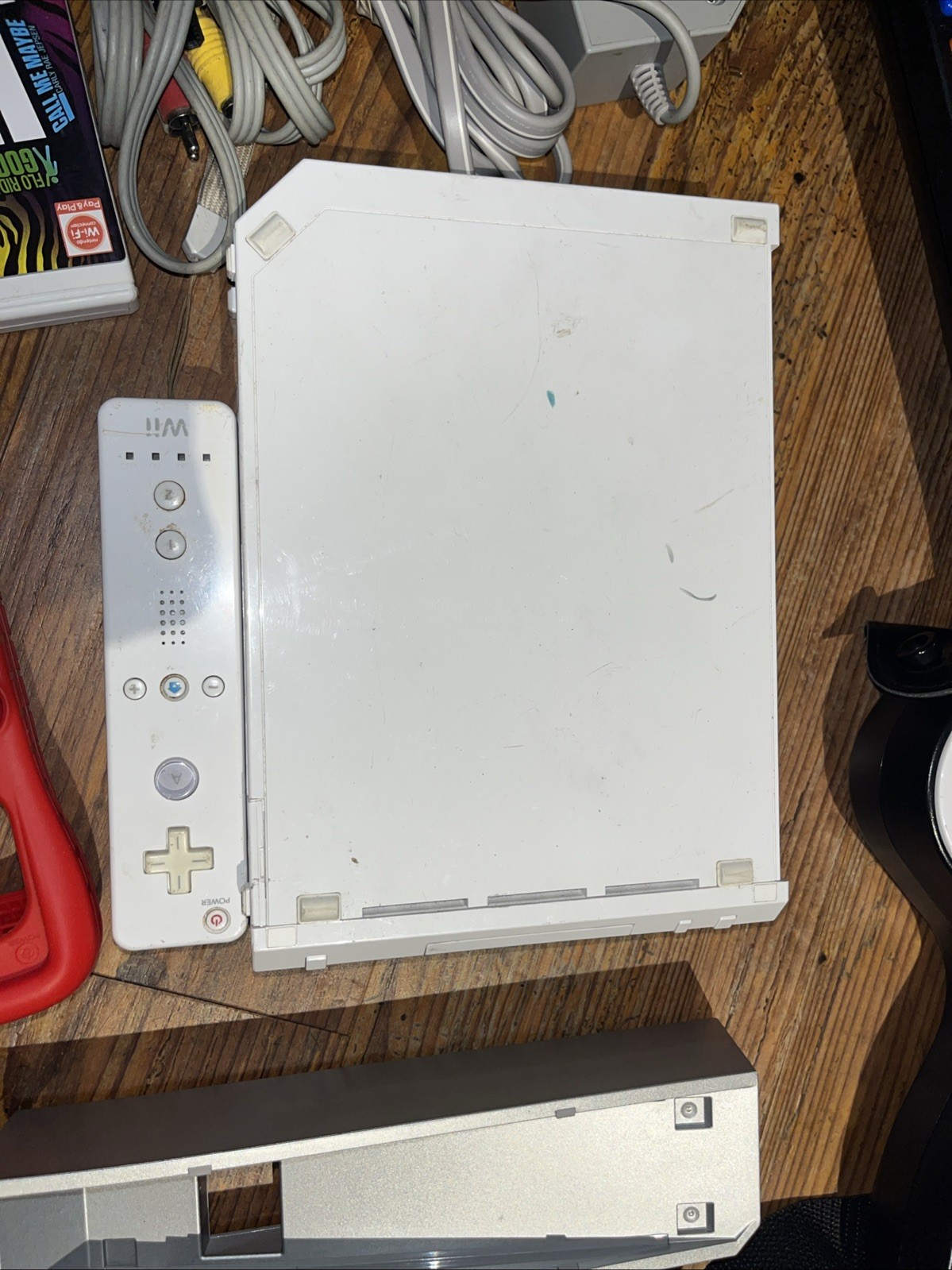 Nintendo Wii GameCube Compatible w/ Guitar & Games