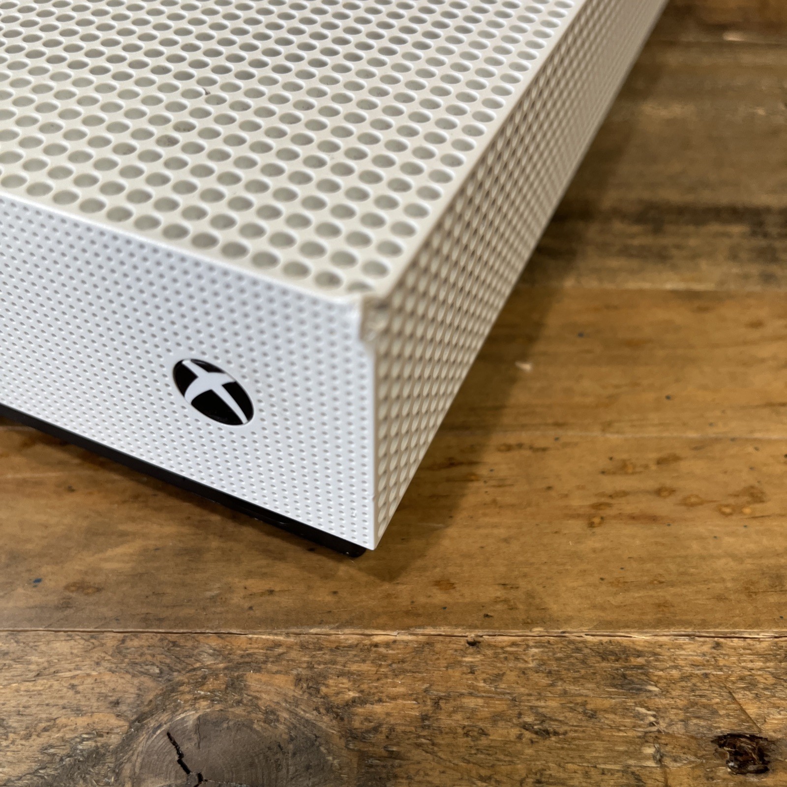 Microsoft Xbox One S 1TB Console – White Model 1681 w/Controller, Cords & Game