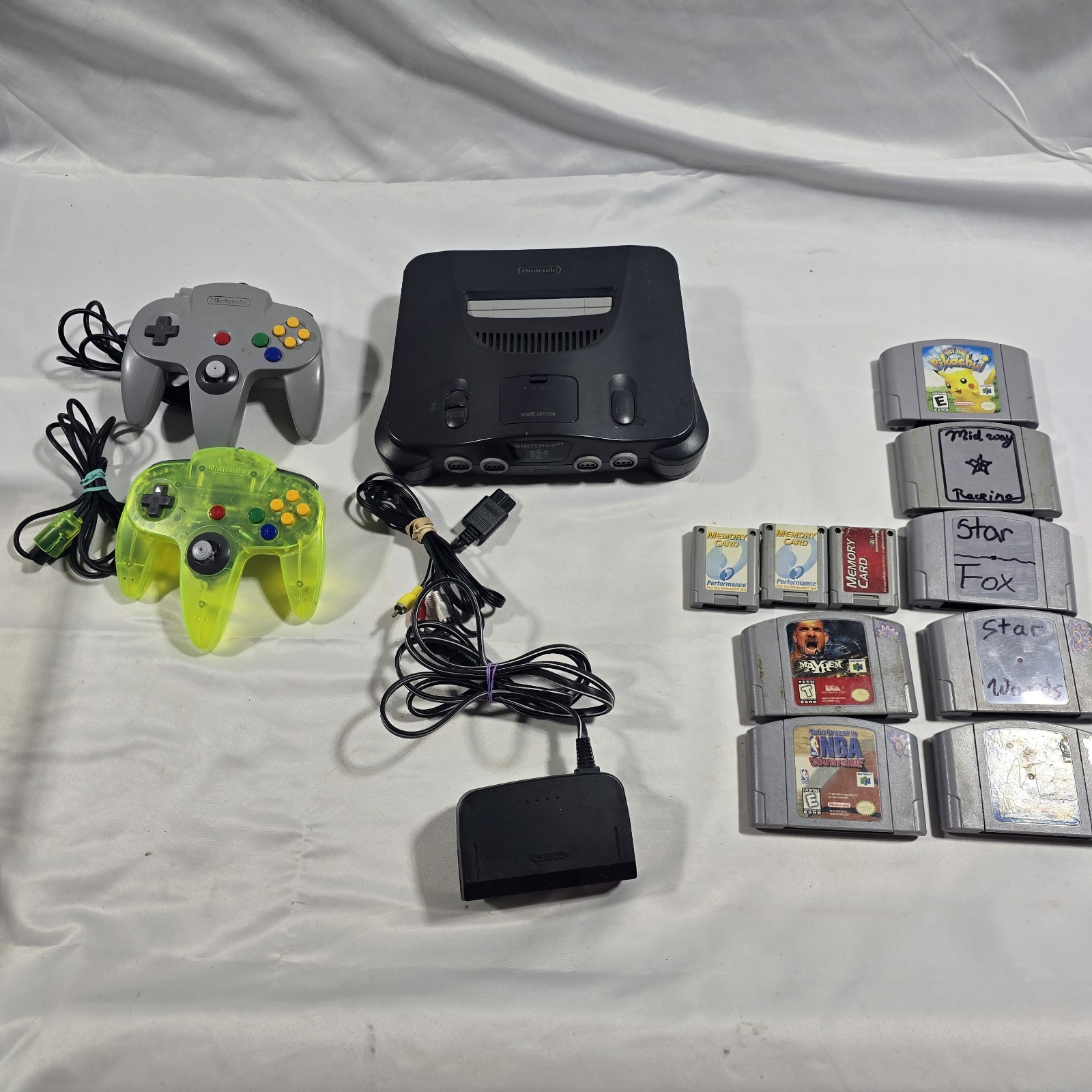 Nintendo 64 N64 Black Console Bundle With 2 Controllers 7 Games 3 Memory cards