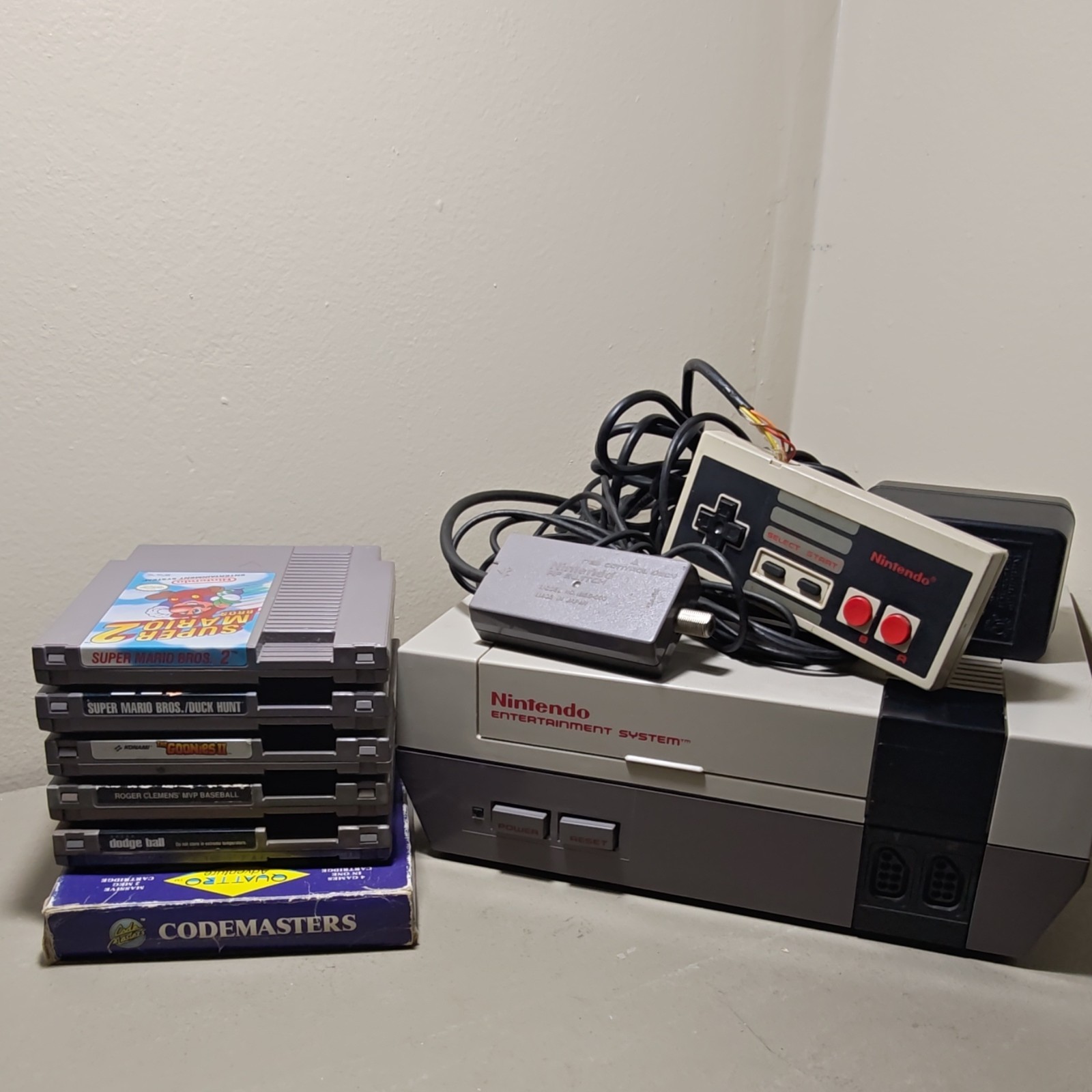 Nintendo NES-001 Console with Controller and 6 Game Cartridges