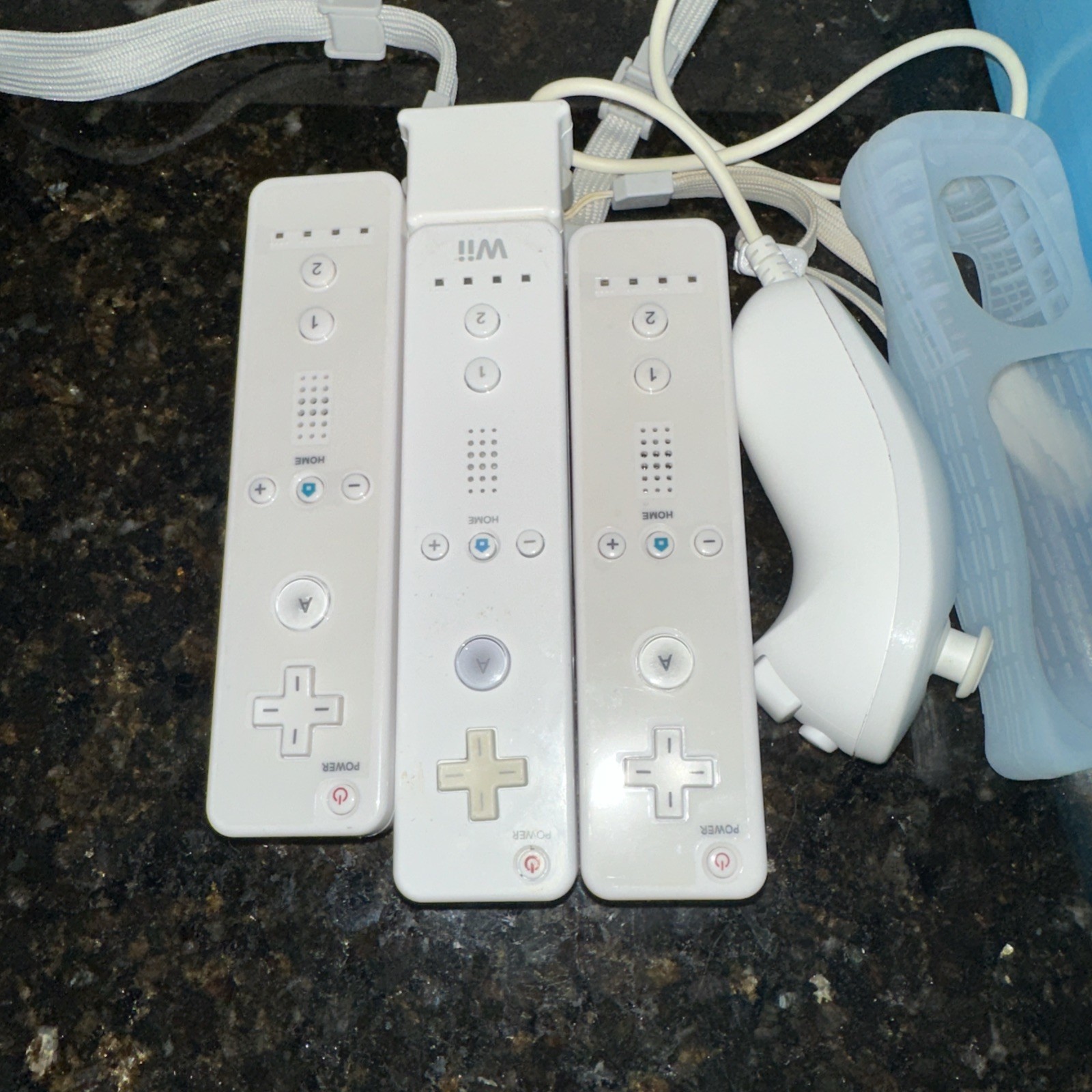 Nintendo Wii Game System Console – 4 Remotes, 6 Game Bundle – Works